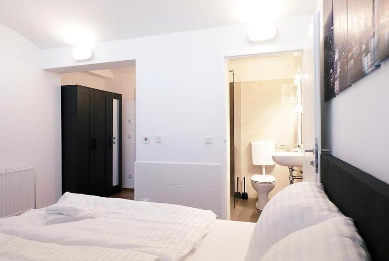 Budget Double Room - Photo 3