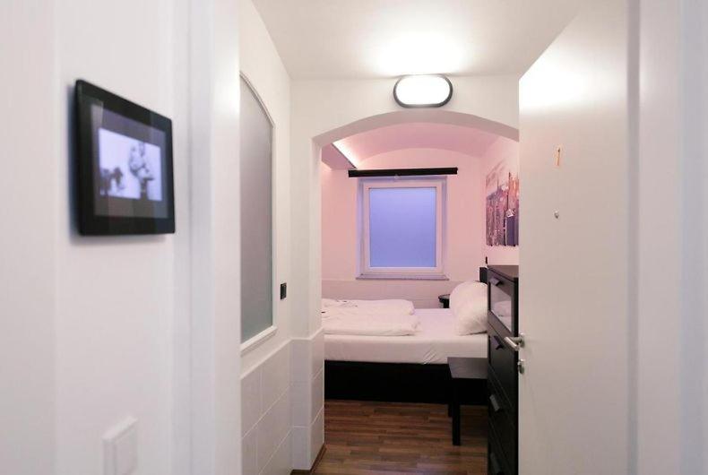 Budget Double Room - Photo 10