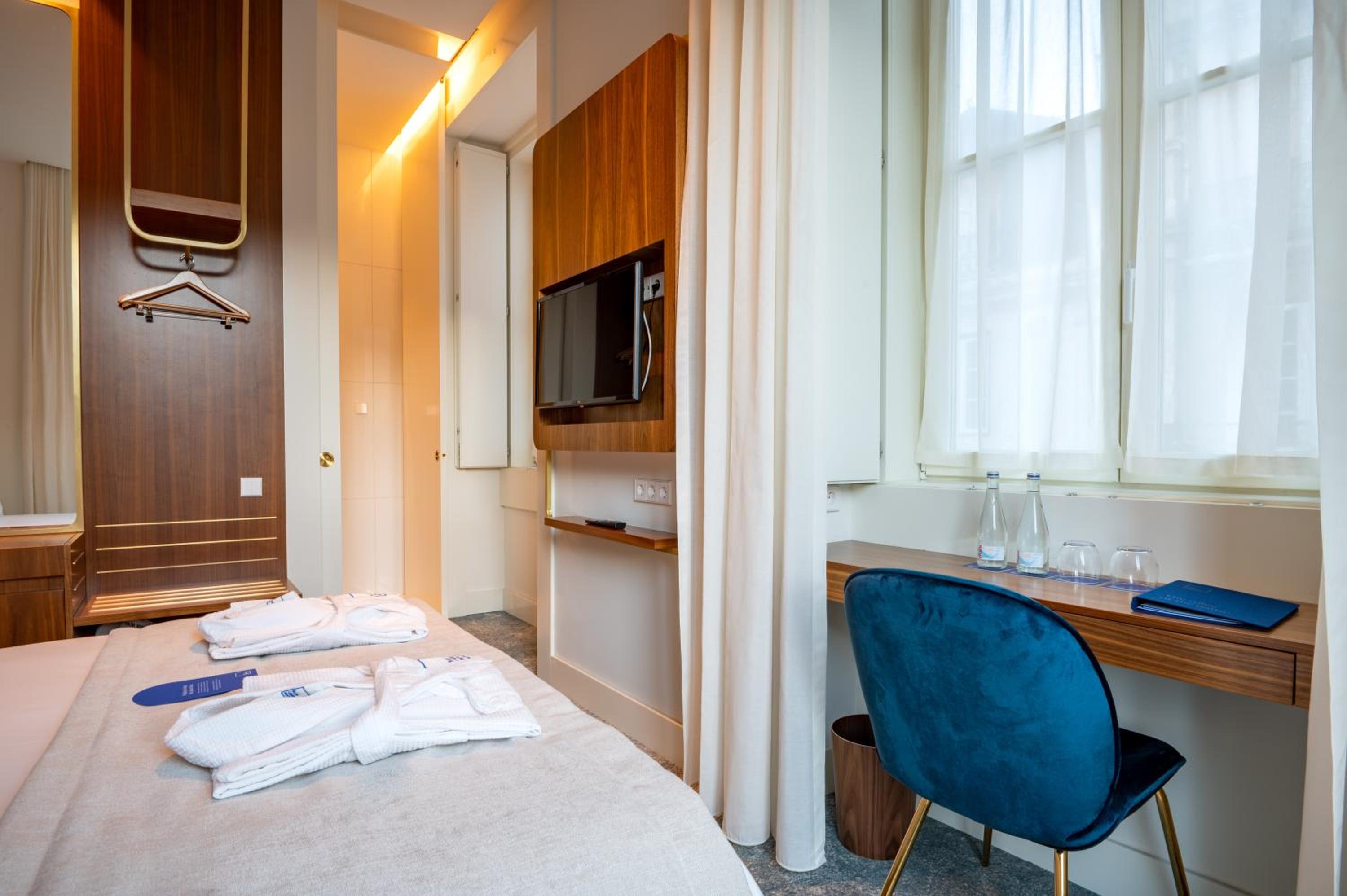 Classic Double or Twin Room with City View - Photo 5