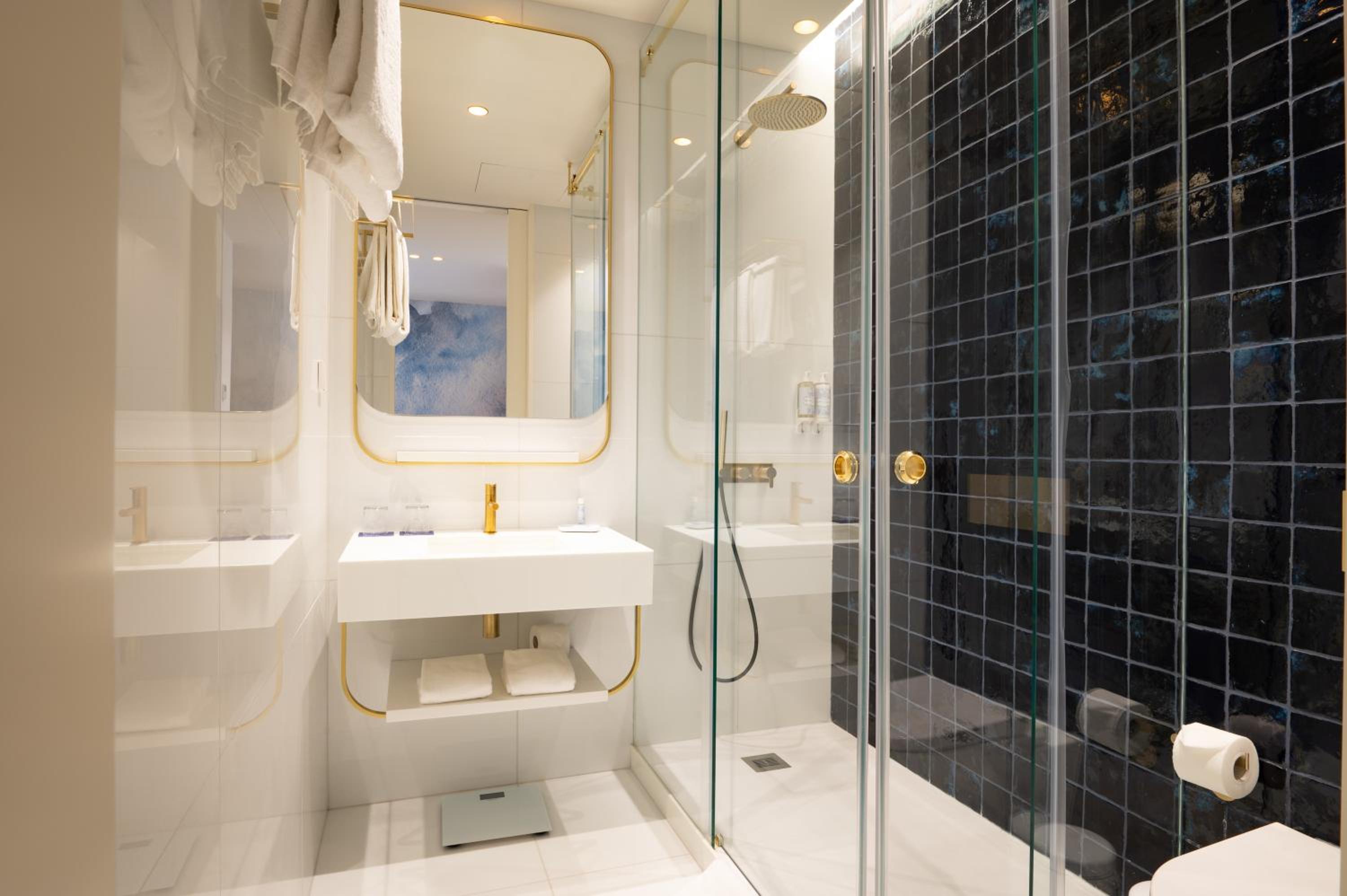 Classic Double or Twin Room with City View - Photo 6