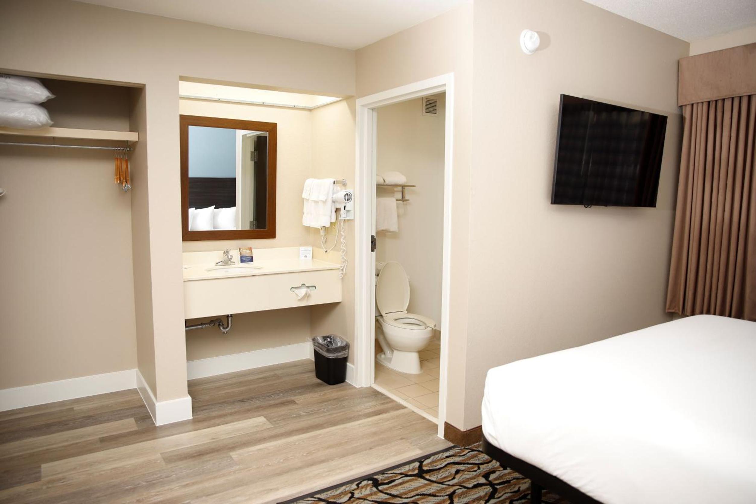 Studio King Suite - Photo 6