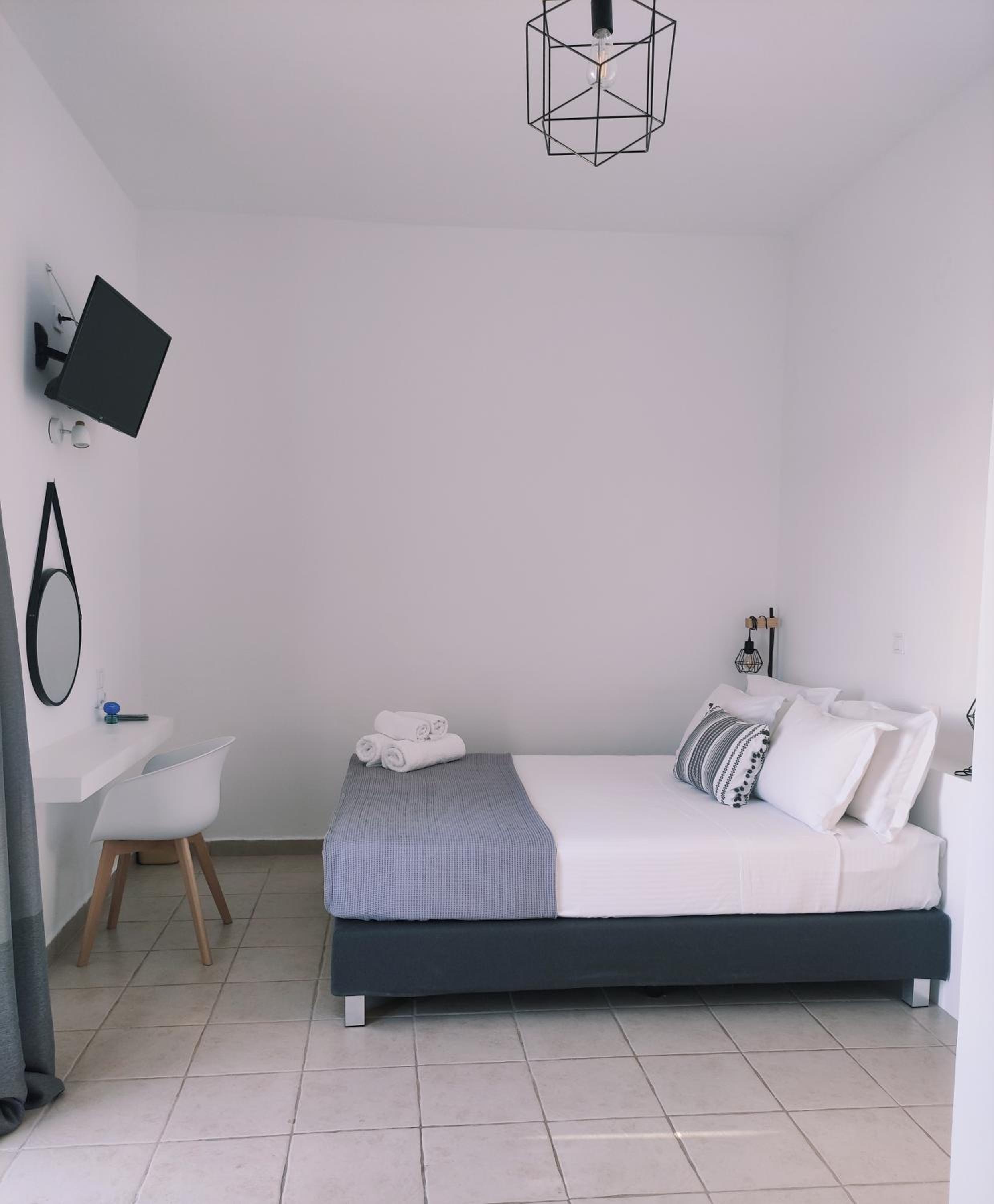 Deluxe Room with Sea View - Photo 9