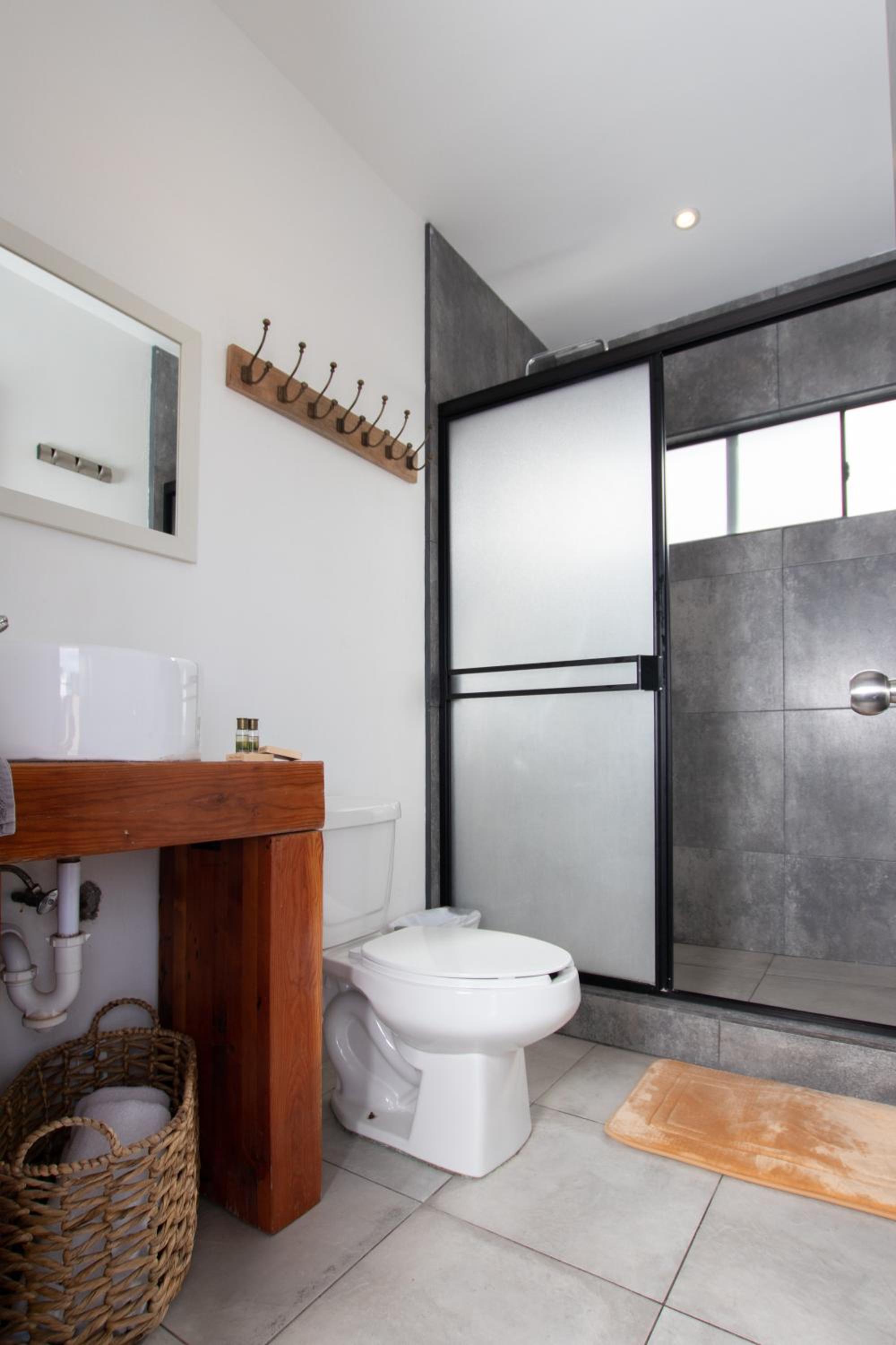 Standard Queen Room - Photo 7
