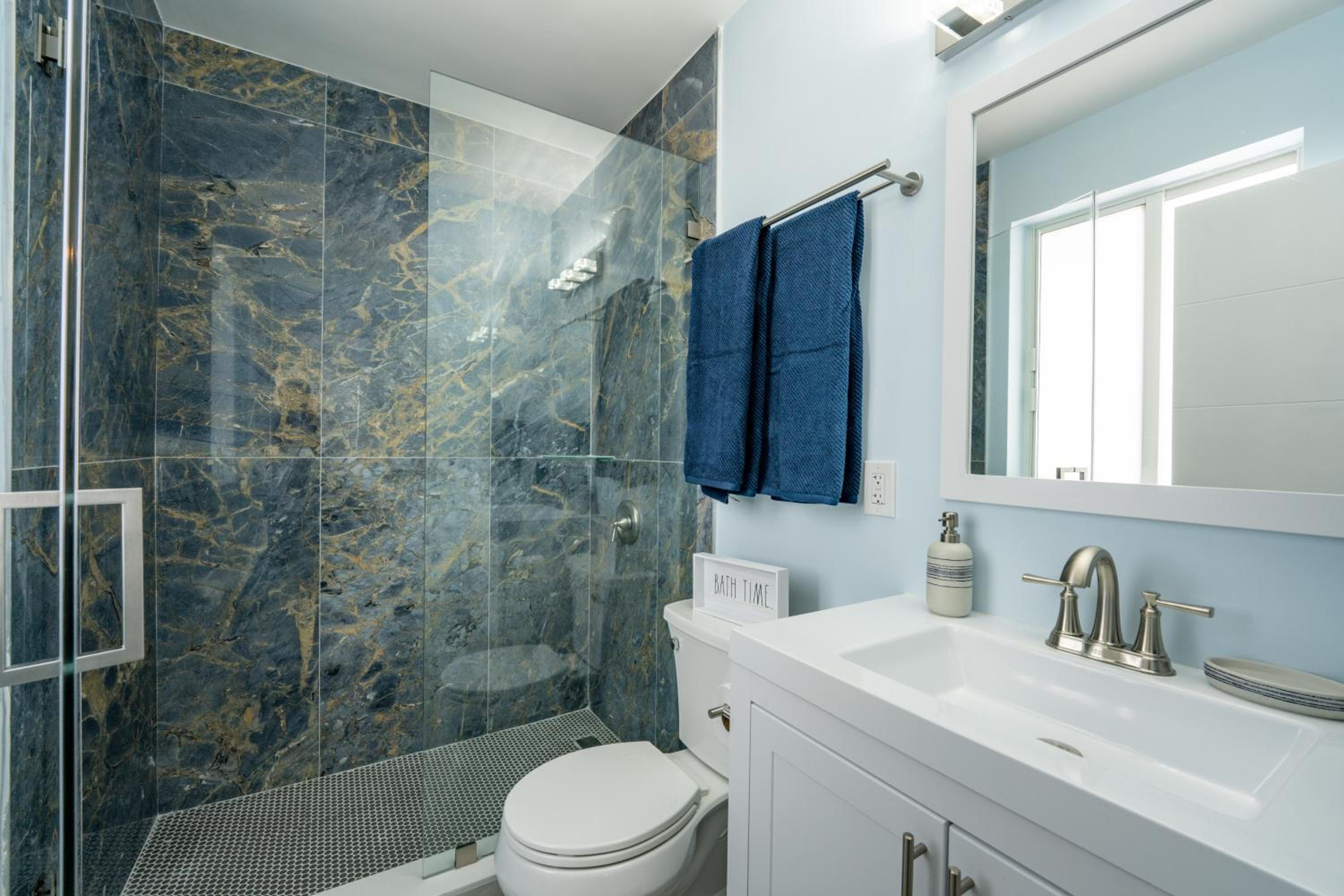 Deluxe King Suite photo 3