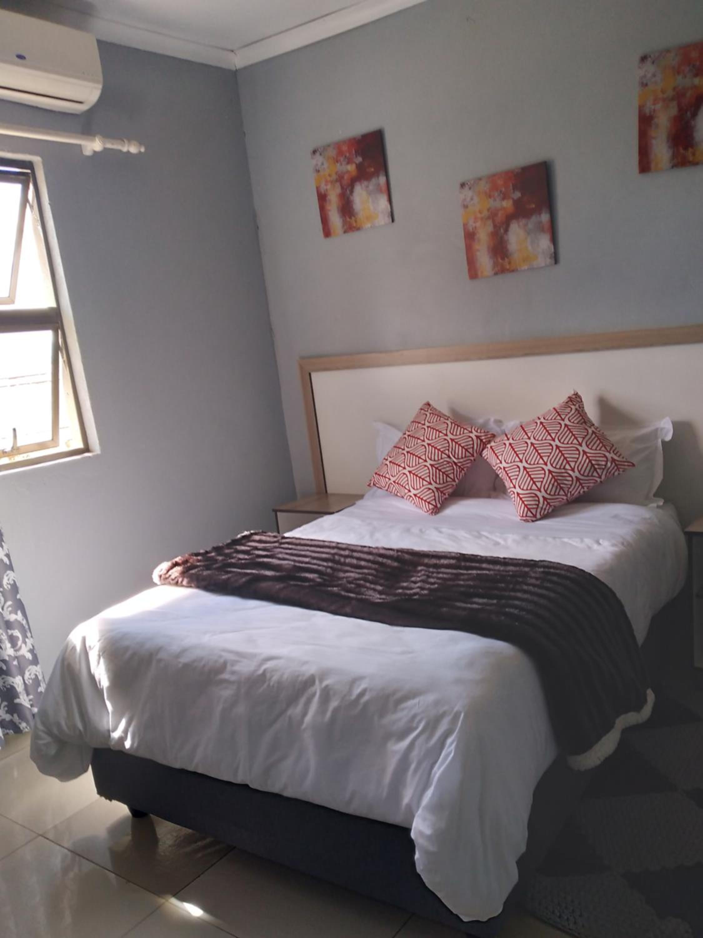 Double Room with Private Bathroom - Photo 4
