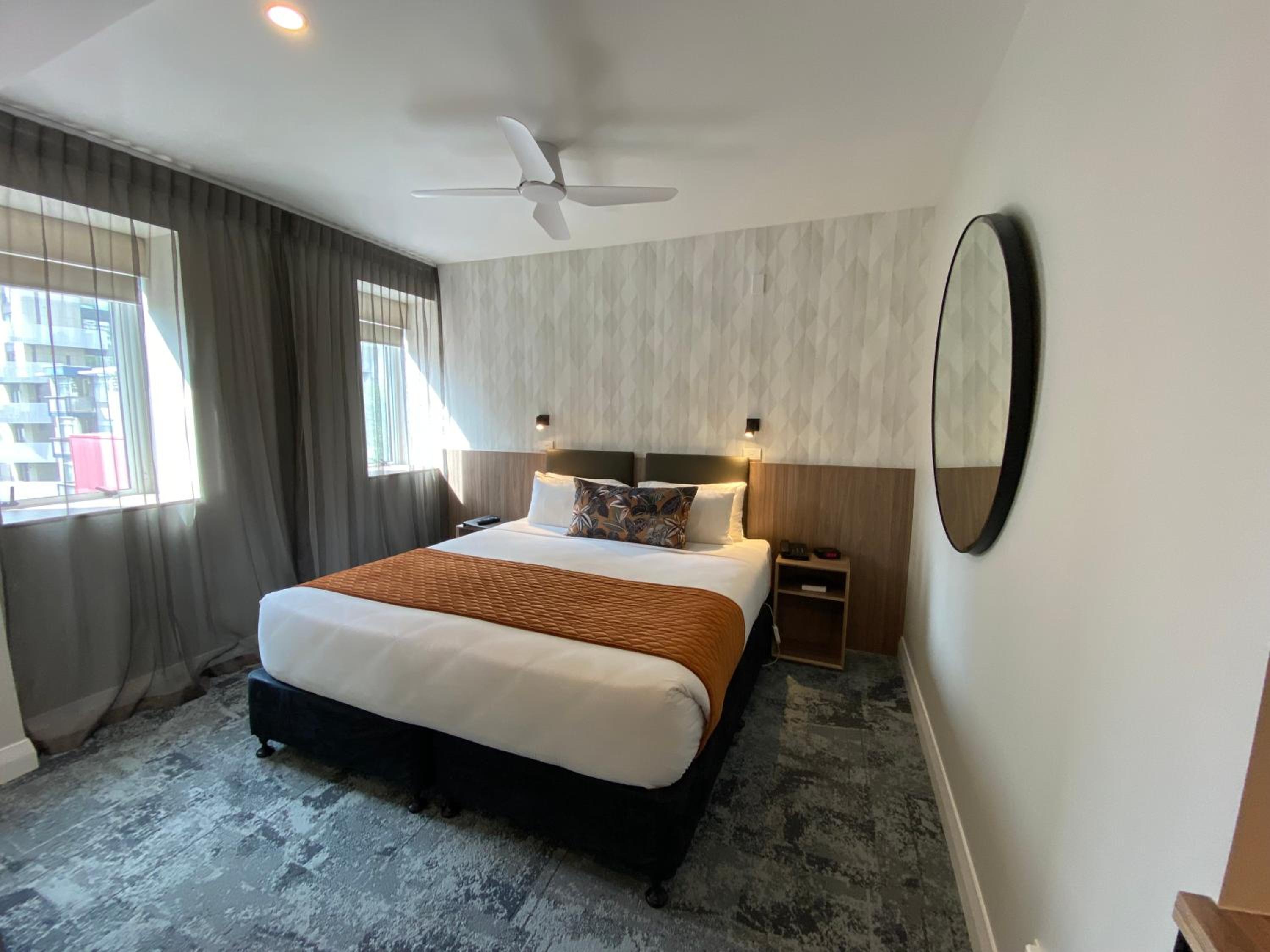 Deluxe Queen Room - Photo 10