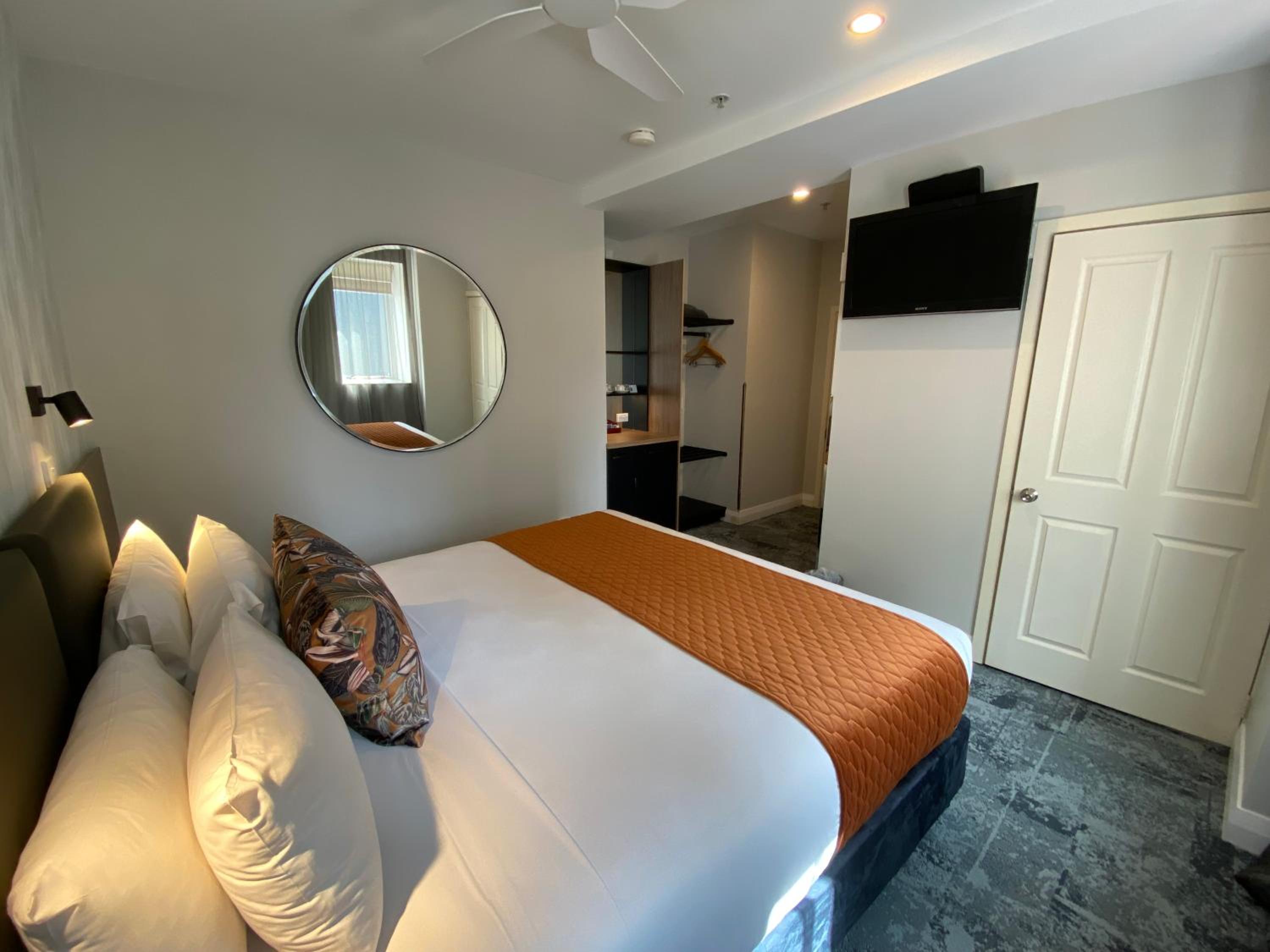Deluxe Queen Room - Photo 9