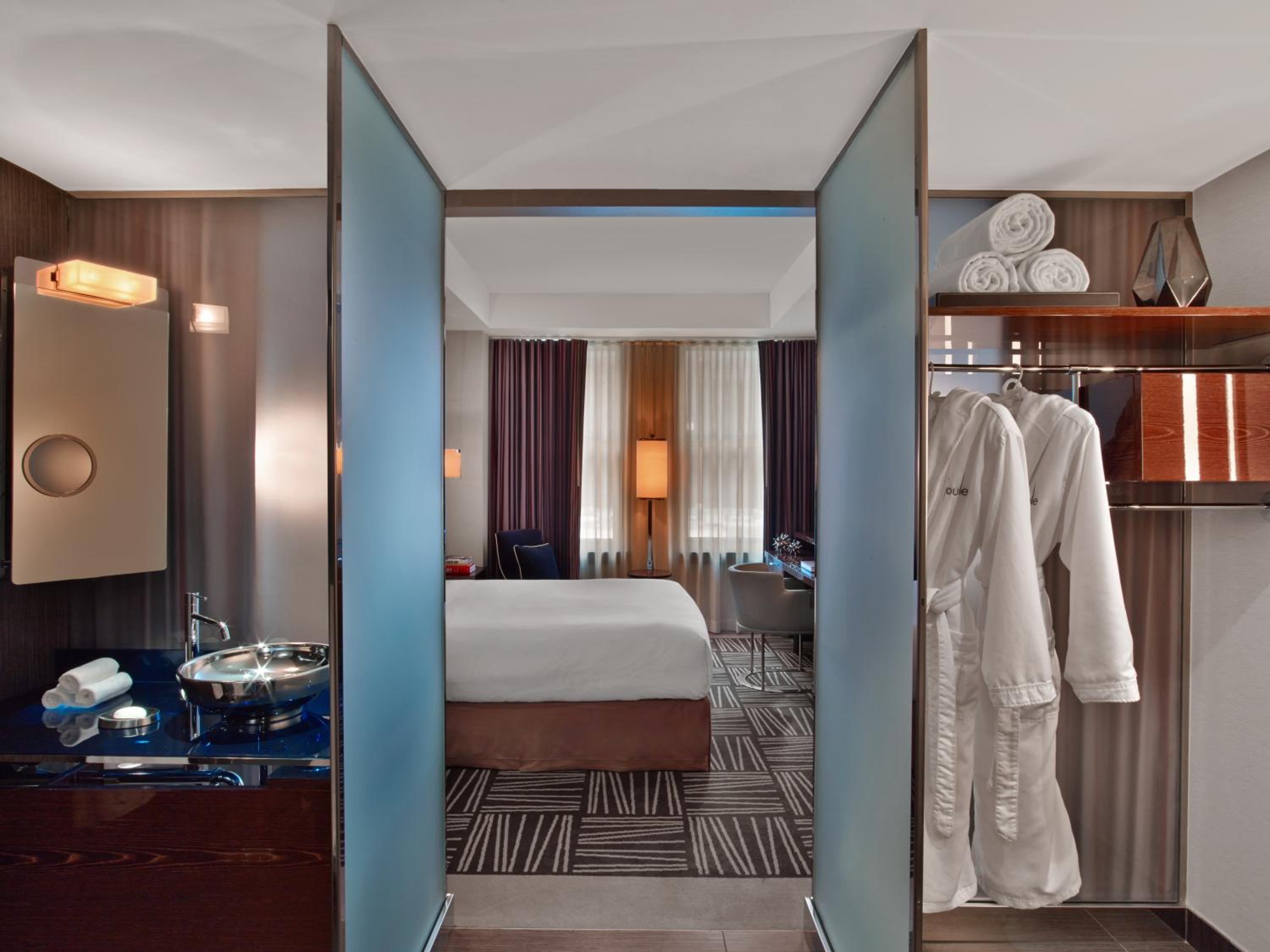 Deluxe Queen Room