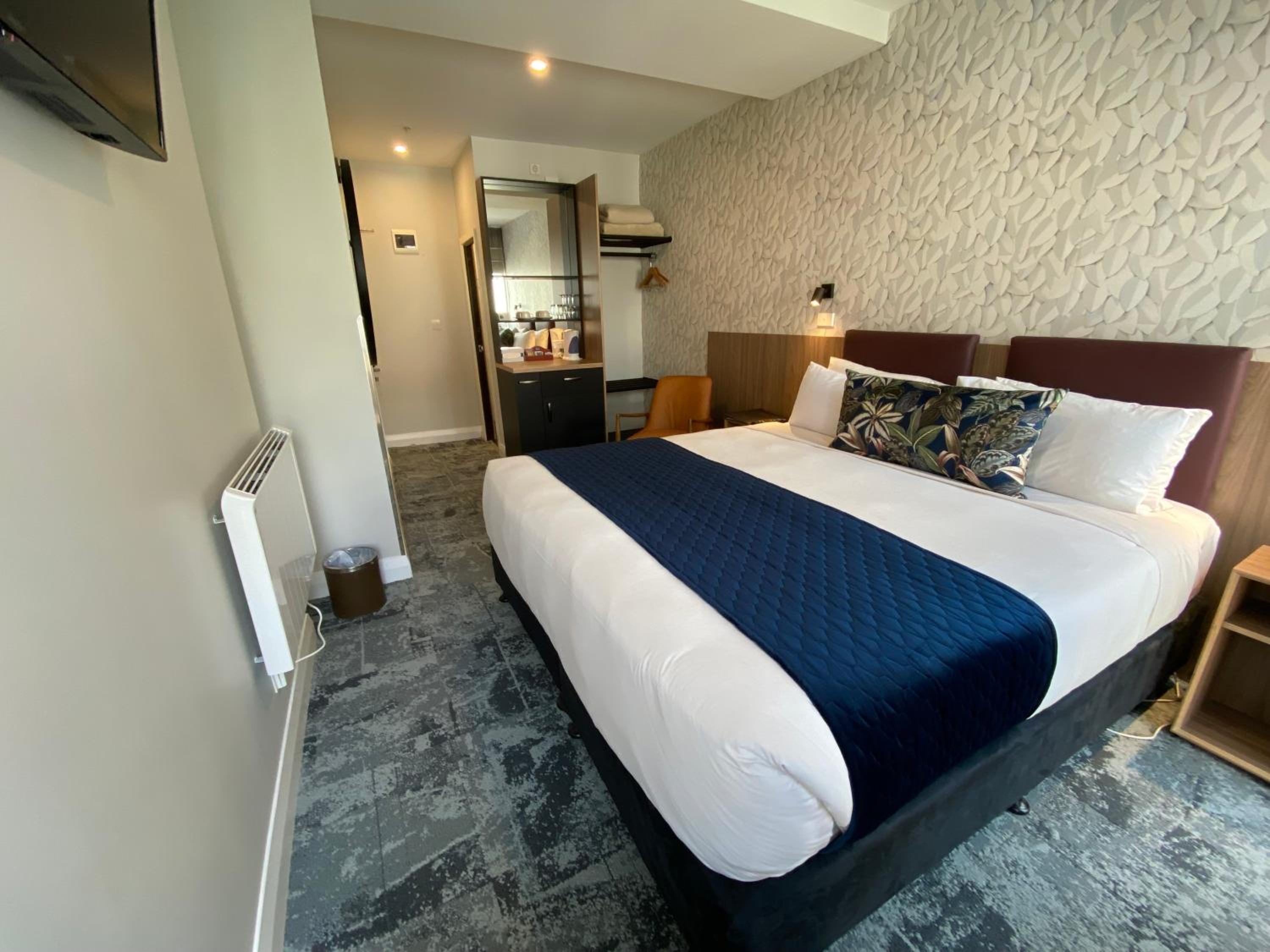 Deluxe King Room - Photo 9