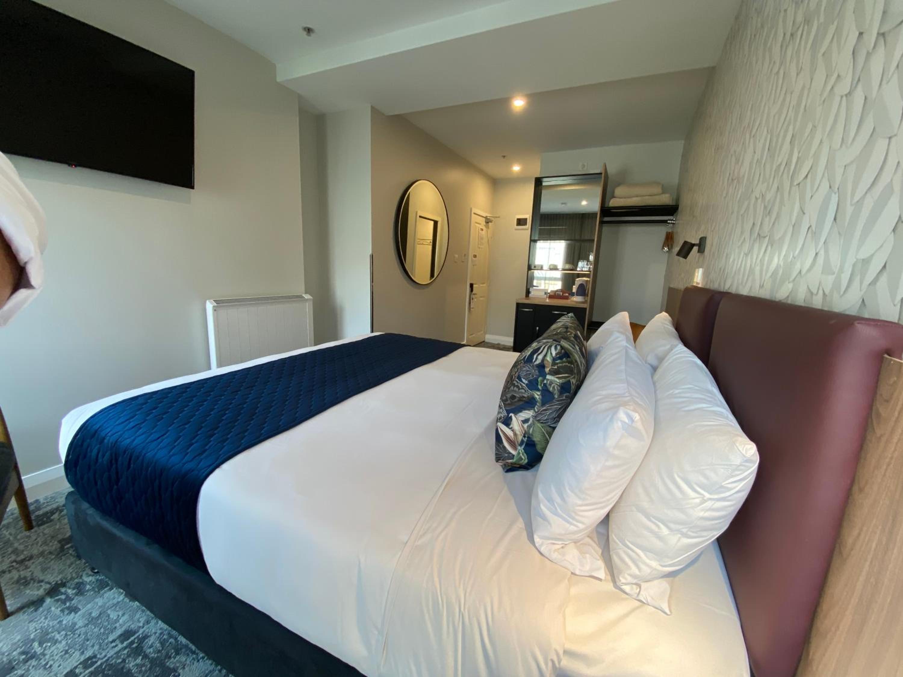 Deluxe King Room - Photo 8