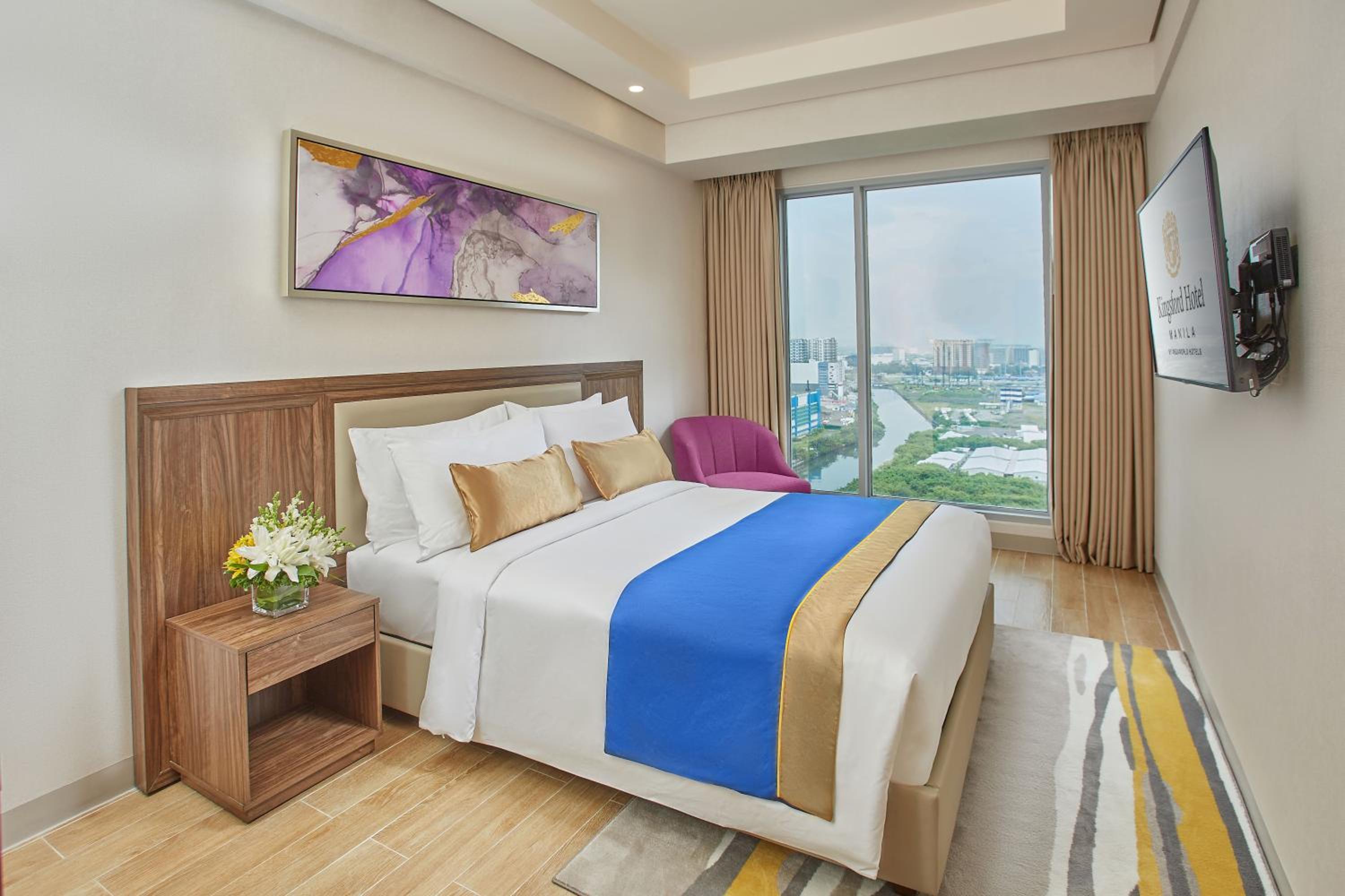 Executive Suite - Photo 2