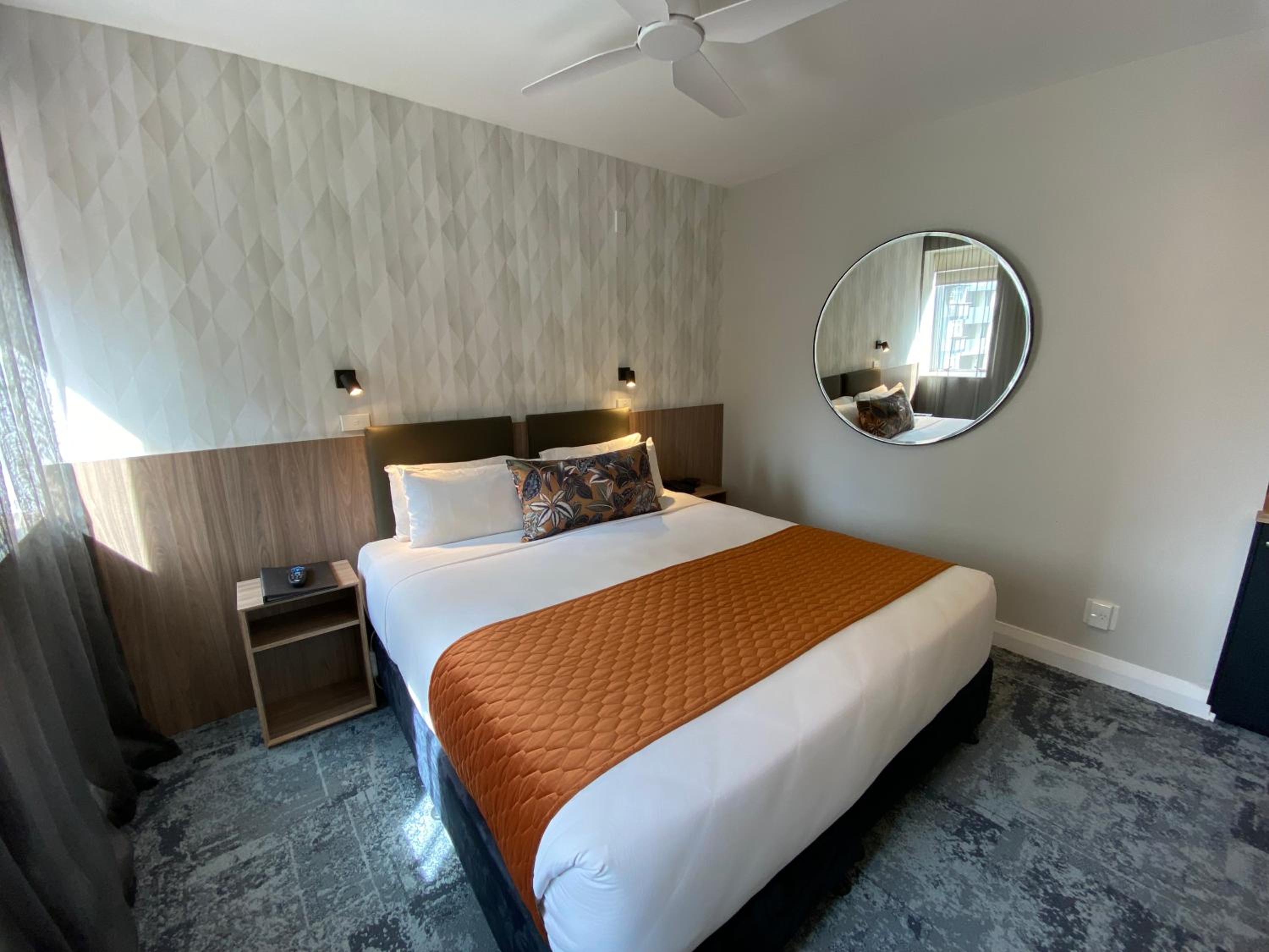Deluxe Queen Room - Photo 8