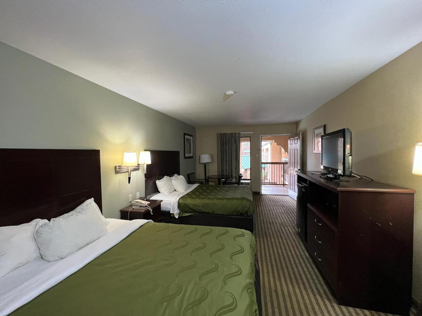 Queen Room with Two Queen Beds - Non Smoking - Photo 2