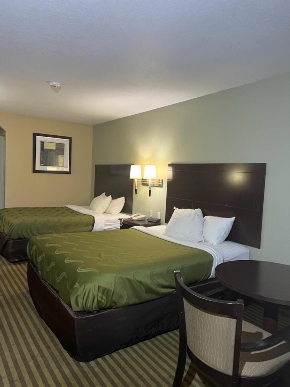 Queen Room with Two Queen Beds - Non Smoking - Photo 3