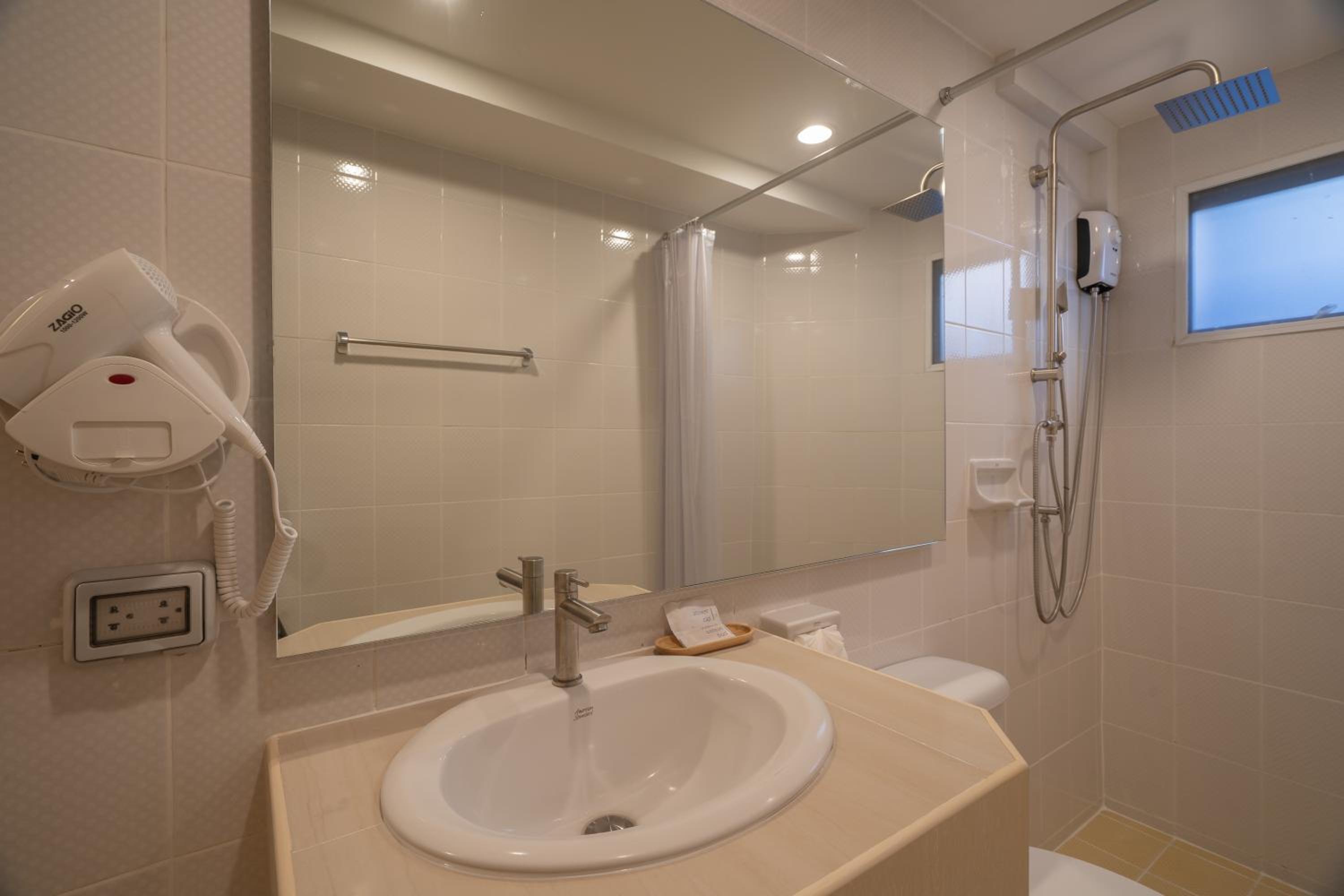 Superior Double or Twin Room with City View - Photo 6