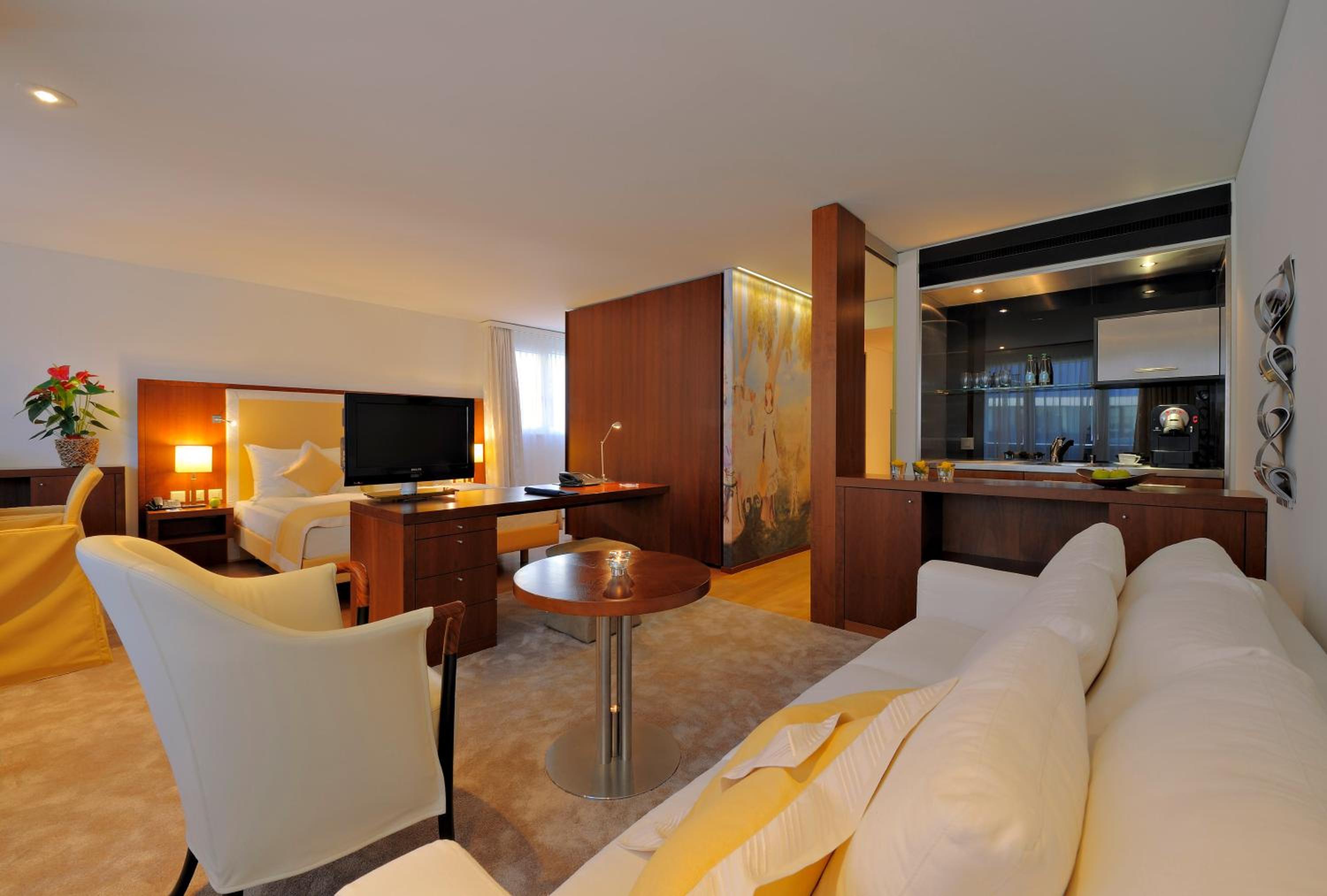 Junior Suite with Balcony - Photo 9