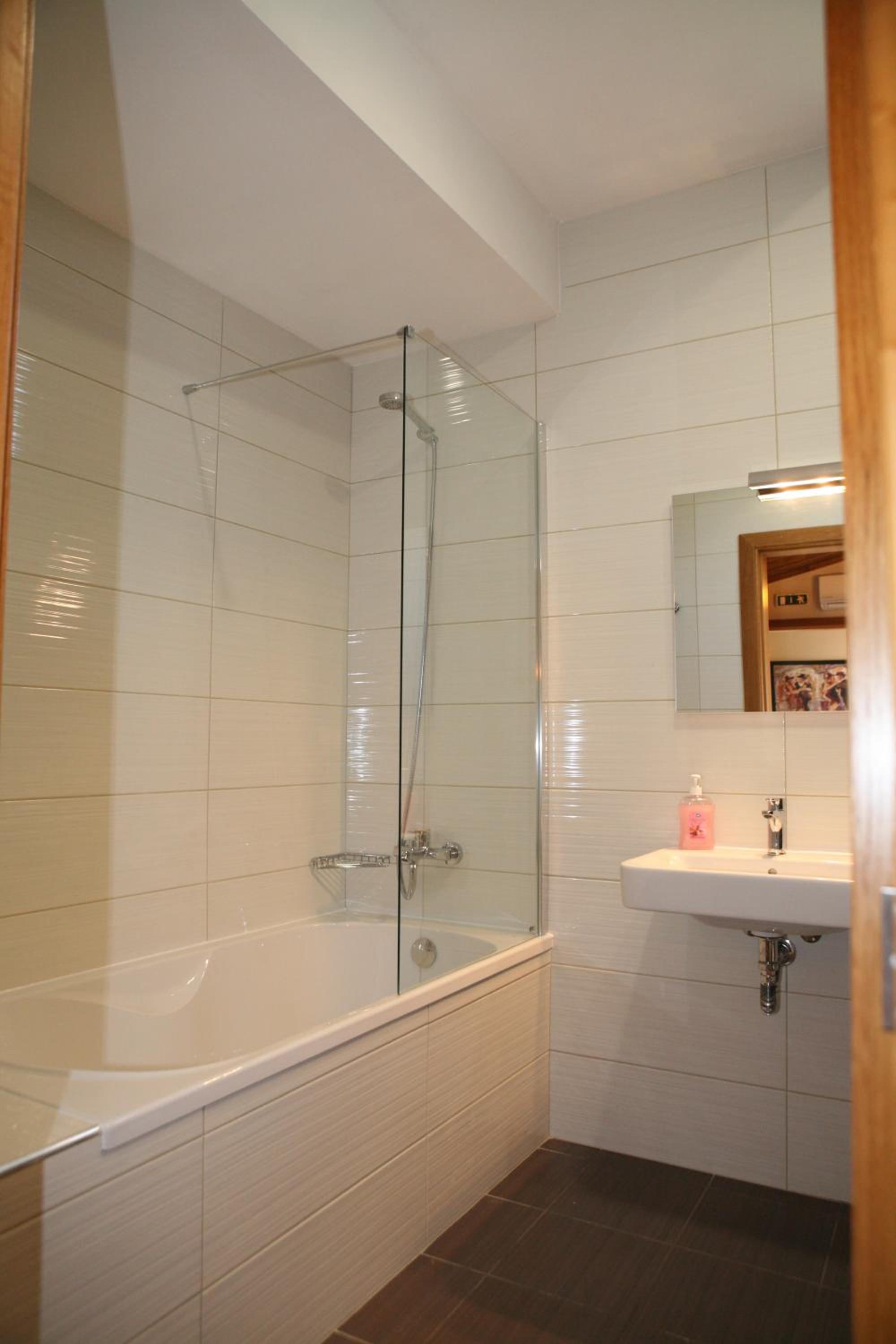 Deluxe Double Room with Bath photo 3