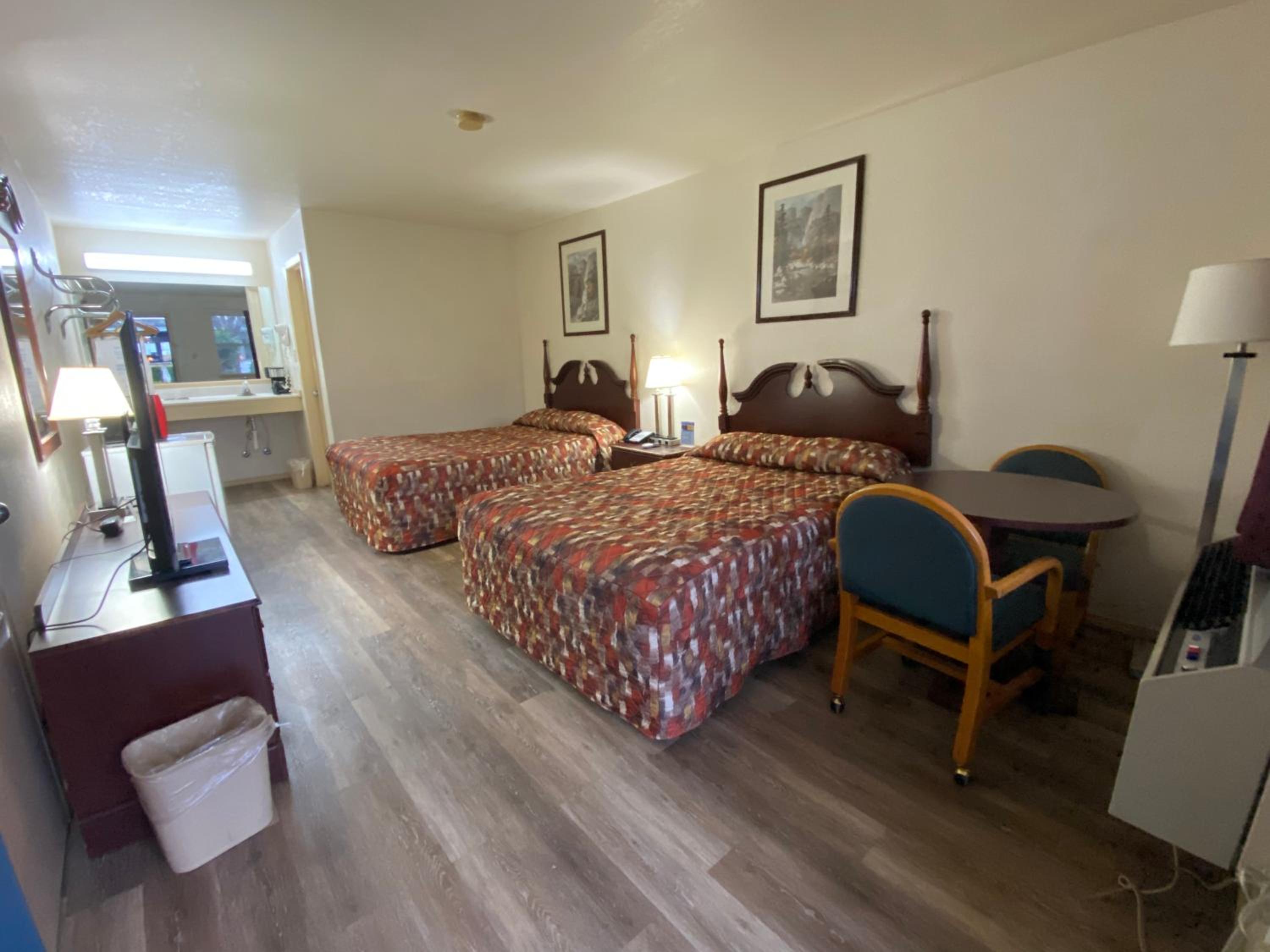Deluxe Double Room with Two Double Beds - Non-Smoking photo 2