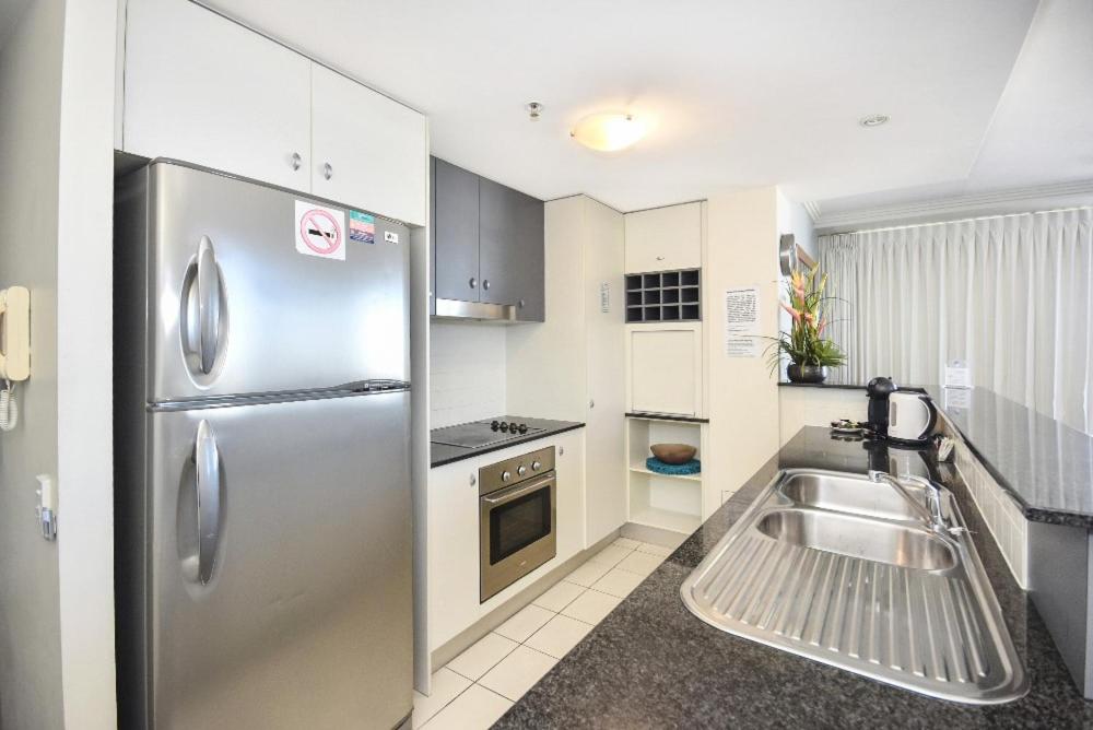 Three-Bedroom Apartment with Water View - Photo 4