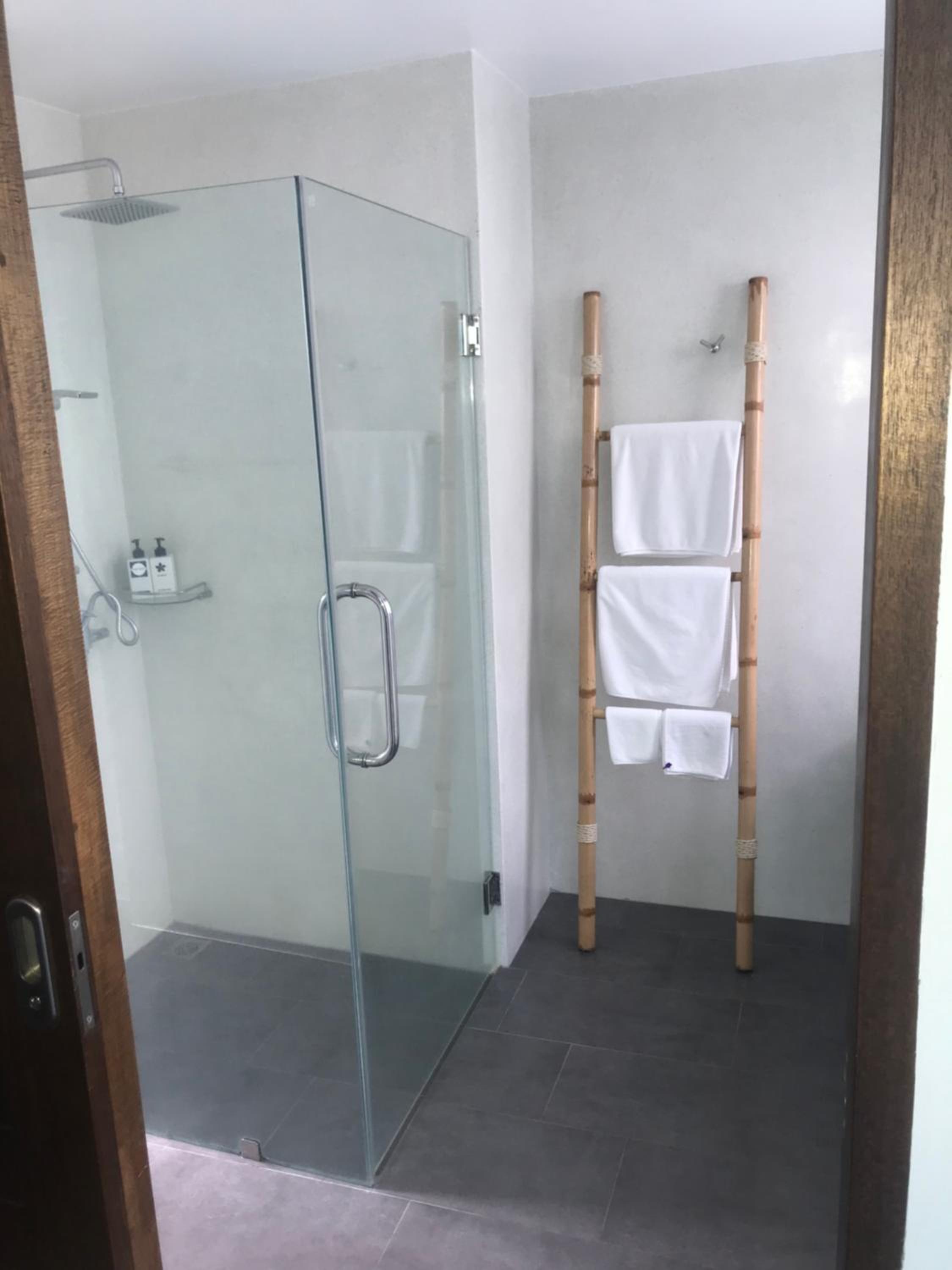 Double Room with Pool View - Photo 3