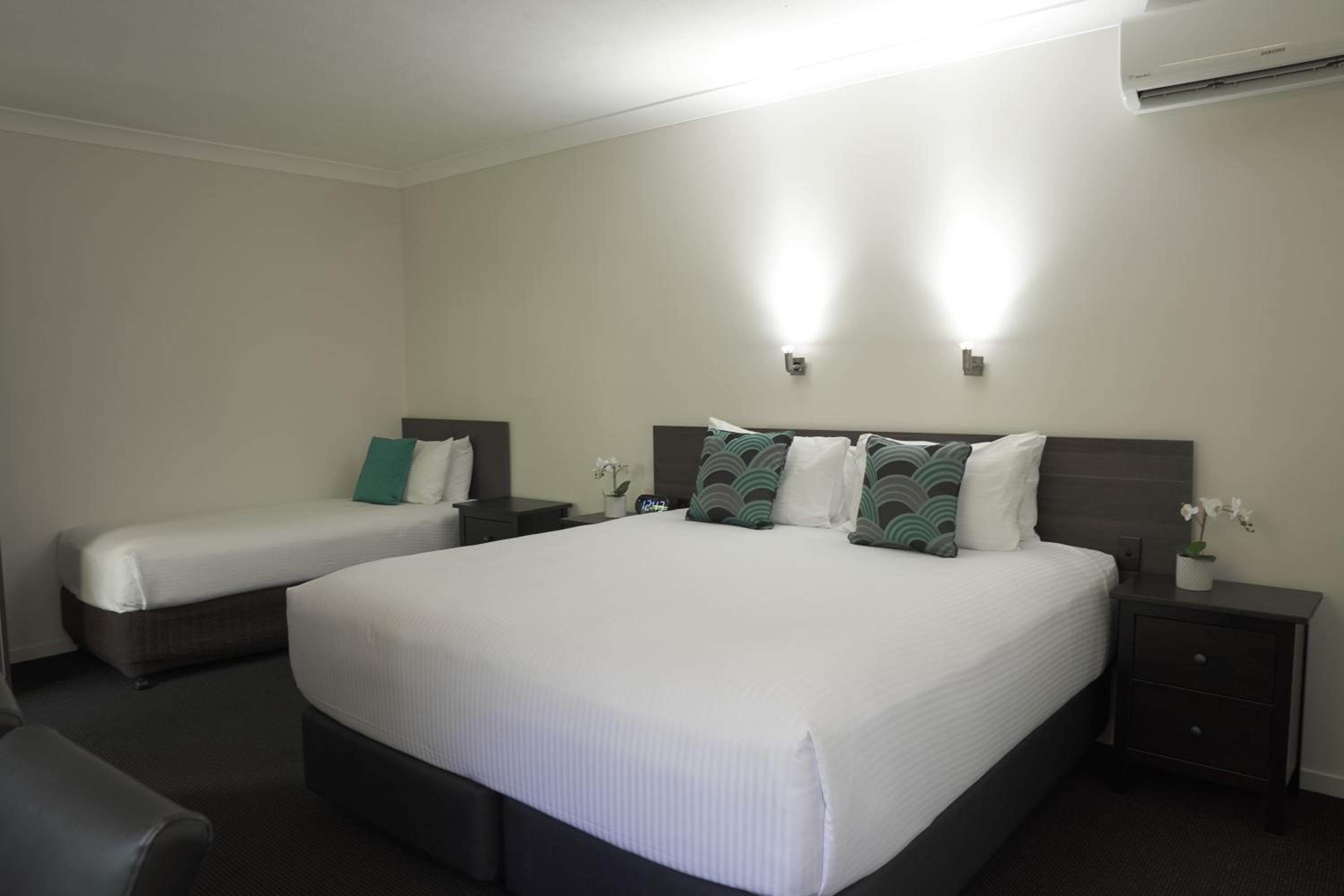 Deluxe Triple Room with Queen and Single Bed