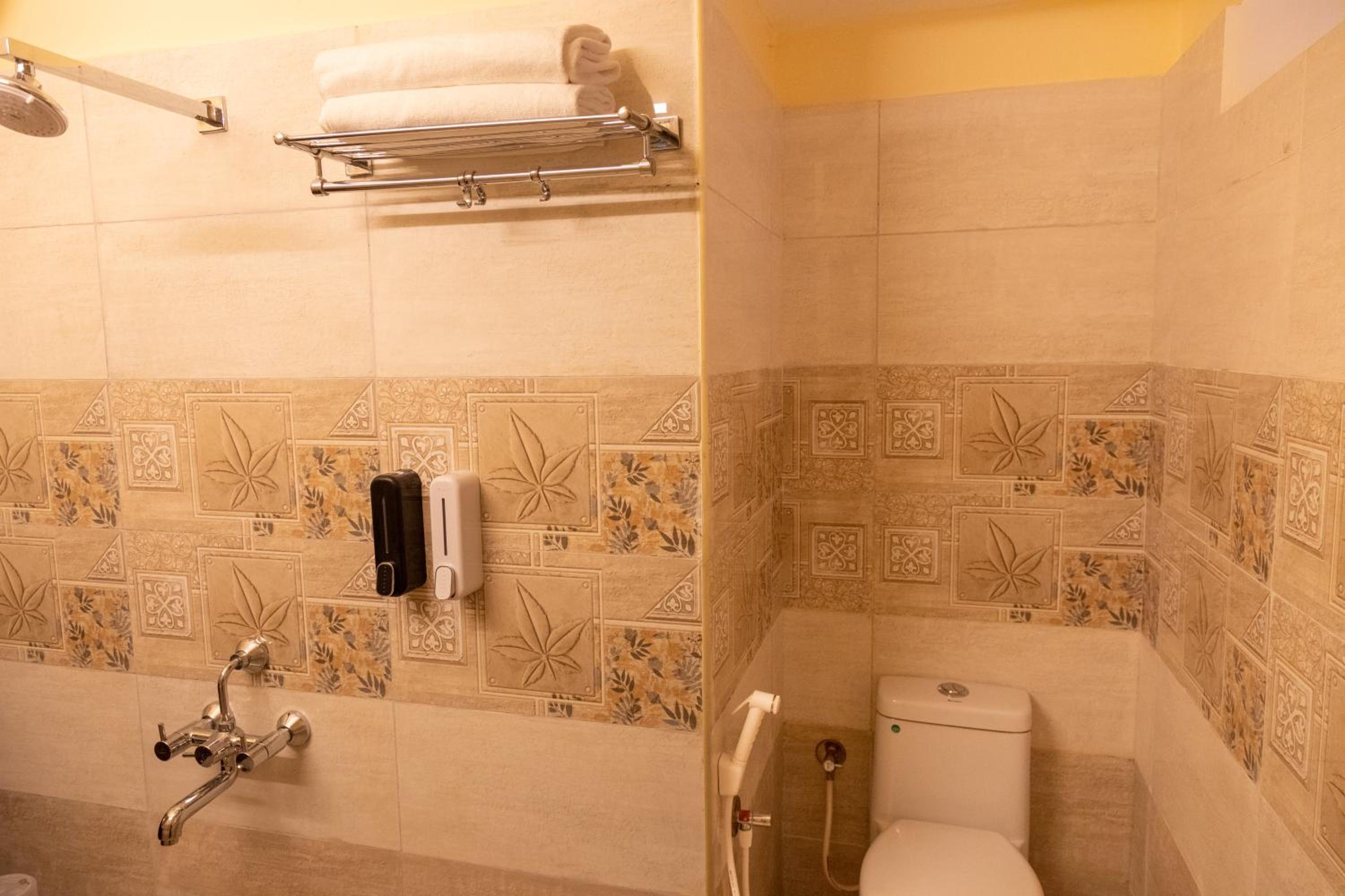 Deluxe King Room - Photo 5