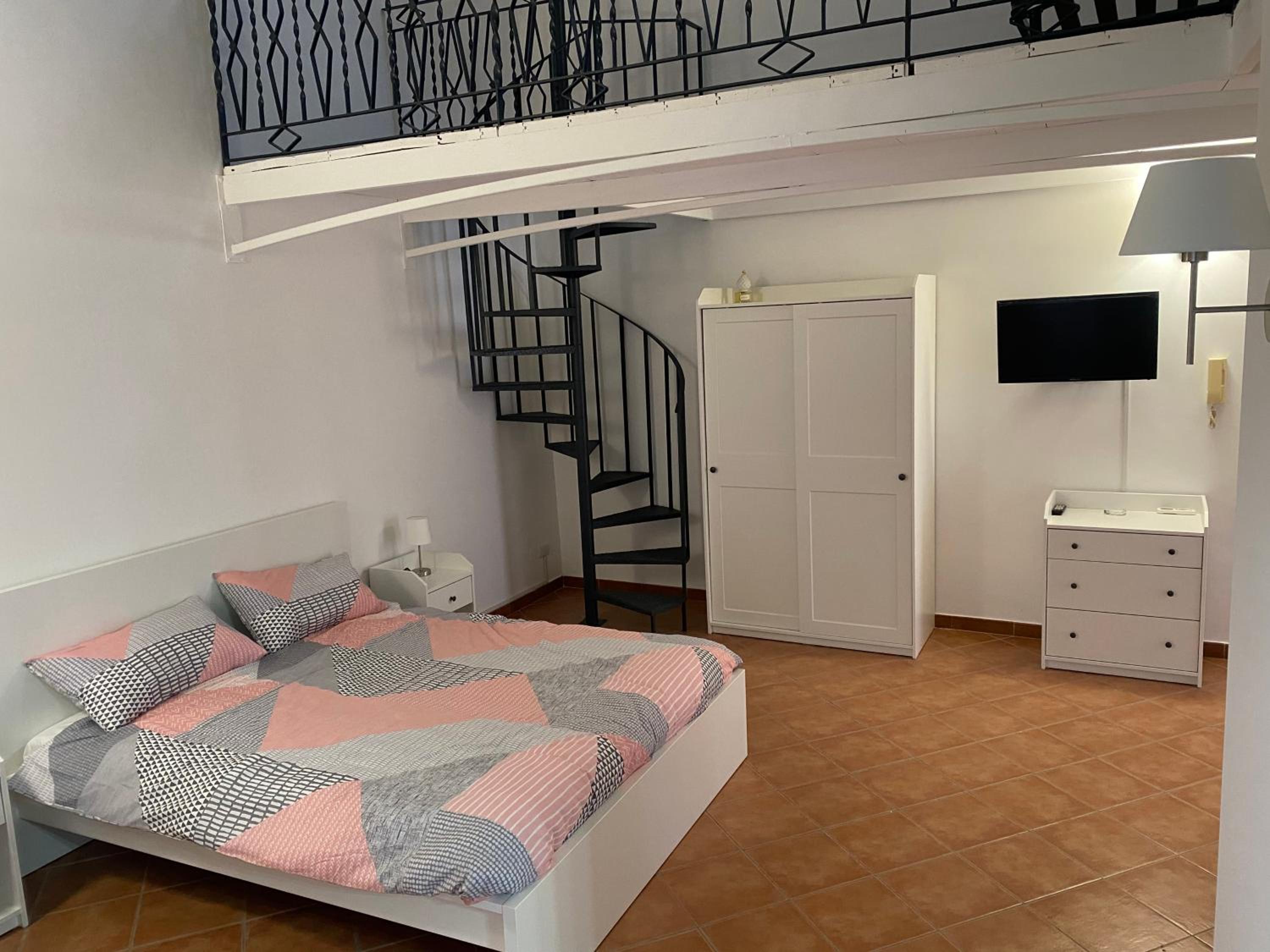 Deluxe Double Room With Extra Bed photo 3