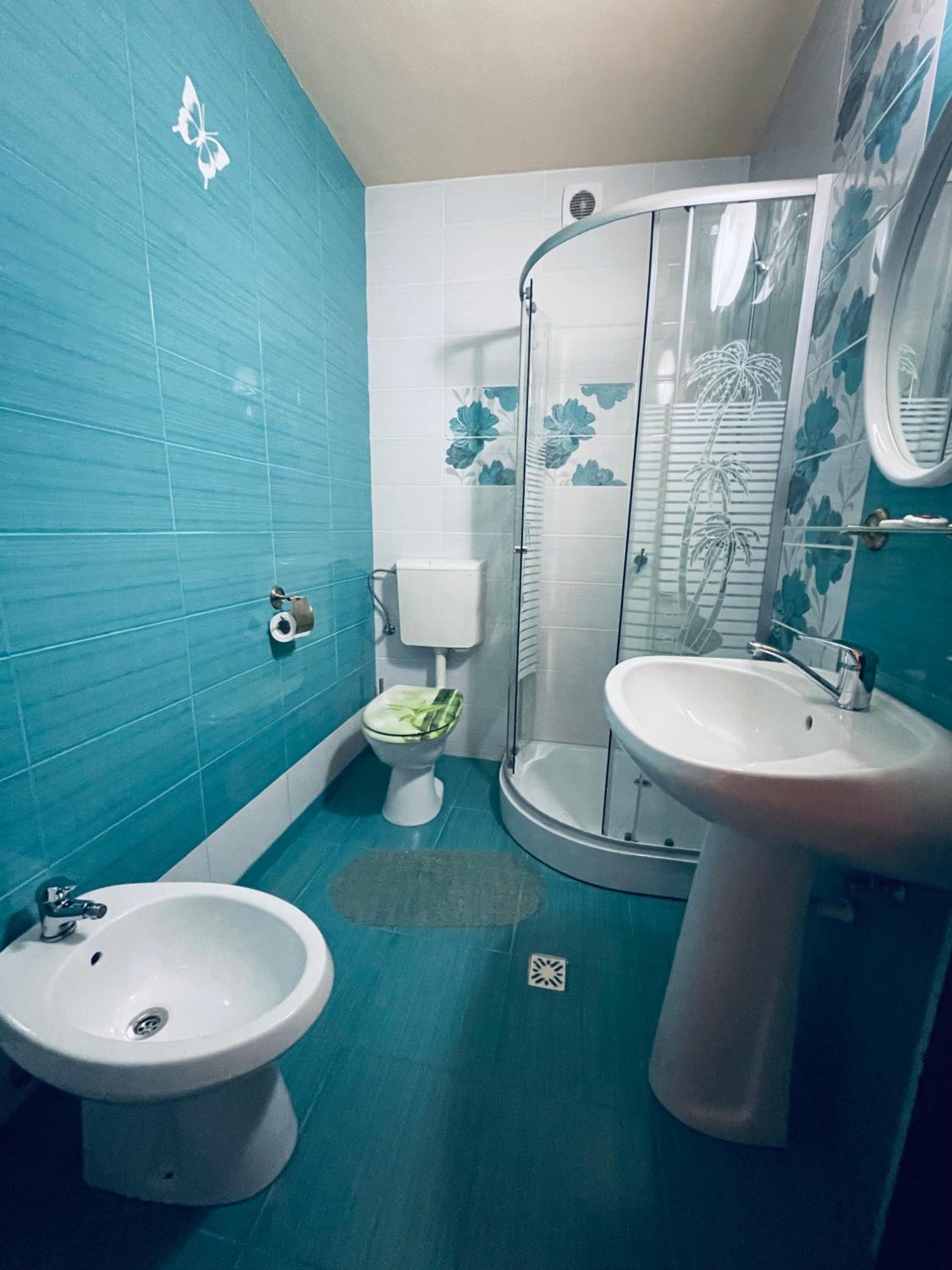 Standard King Room - Photo 5
