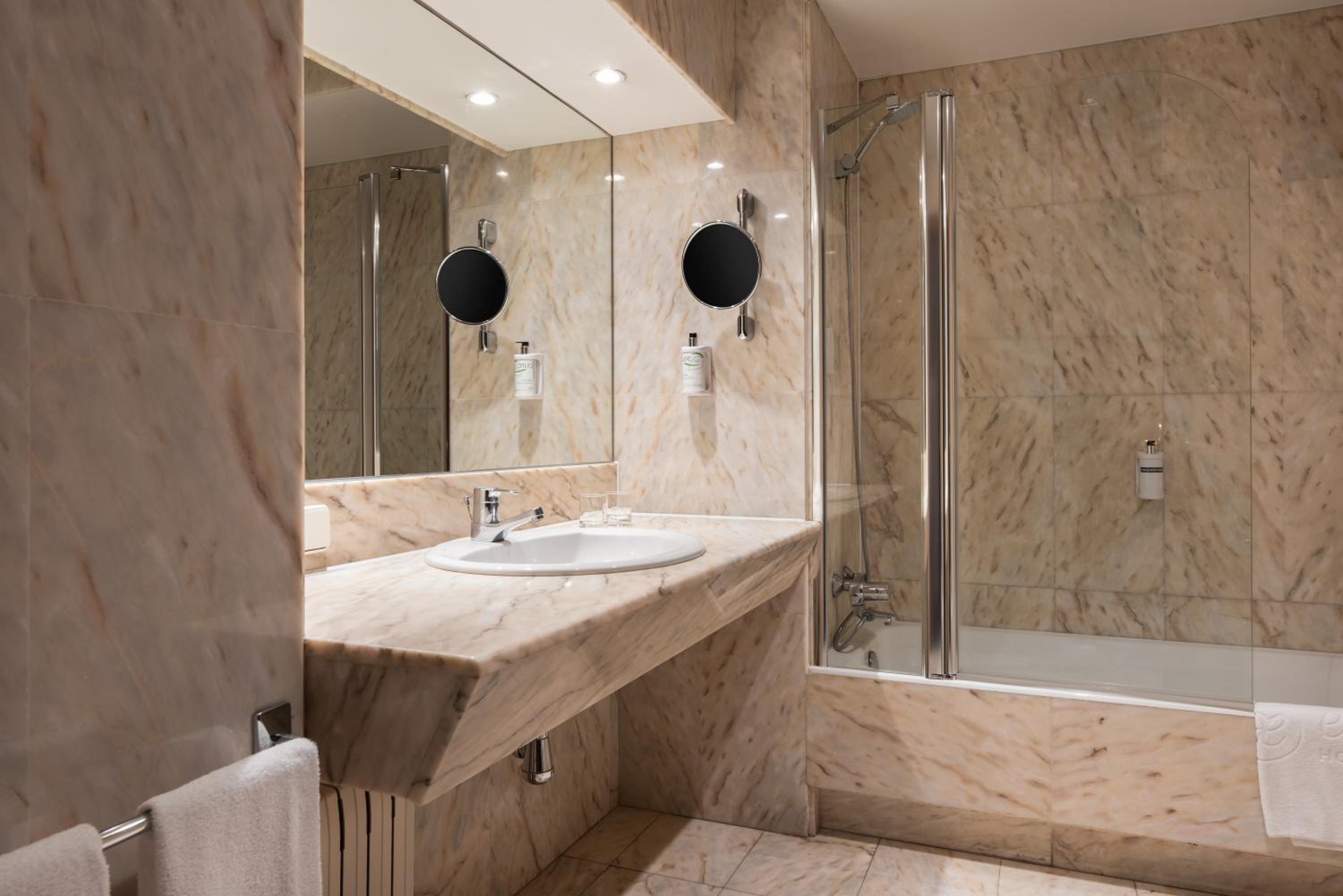 Double or Twin Room - Photo 6