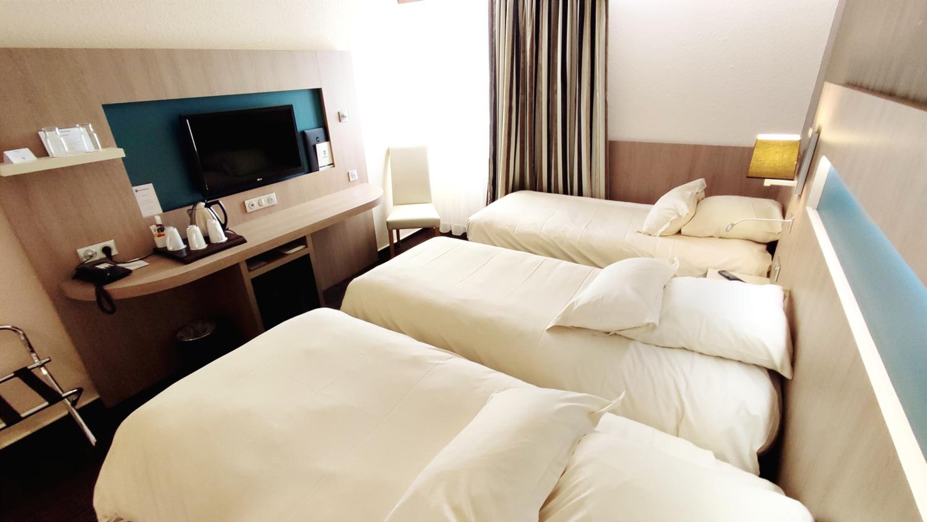 Standard Room with Three Single Beds - Non-Smoking - Photo 4