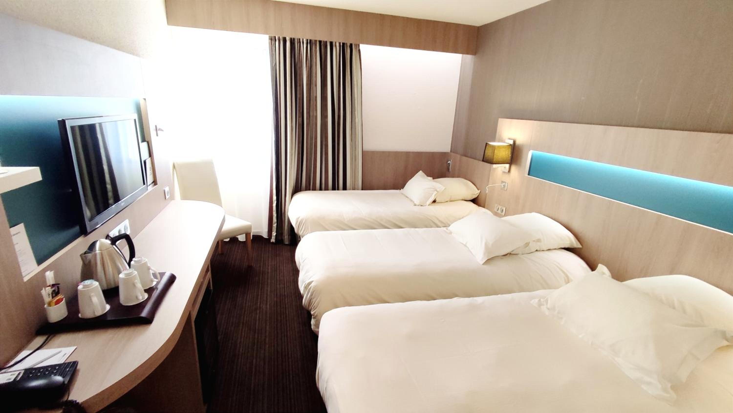 Standard Room with Three Single Beds - Non-Smoking - Photo 5