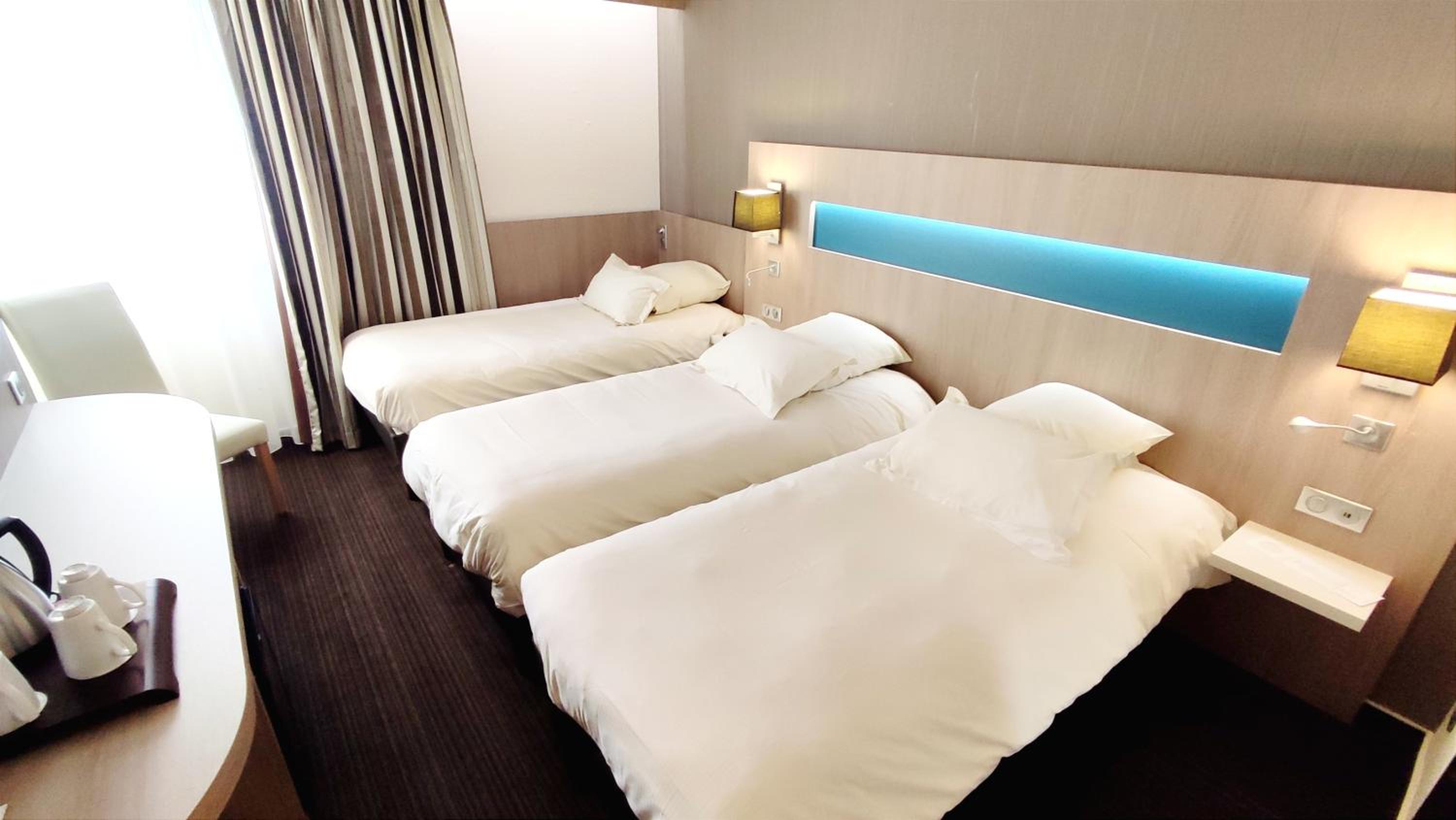 Standard Room with Three Single Beds - Non-Smoking - Photo 3