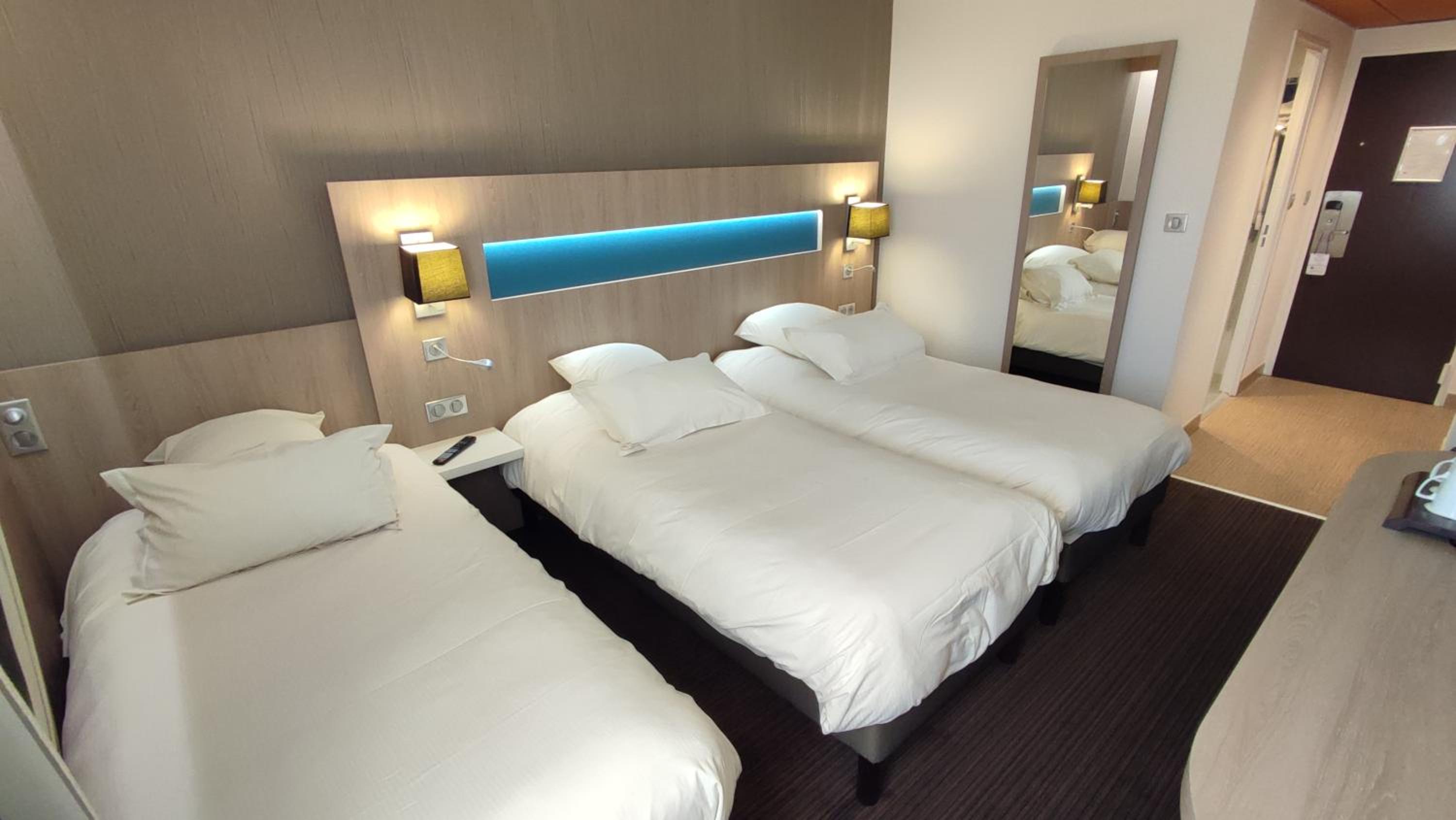 Standard Room with Three Single Beds - Non-Smoking - Photo 2