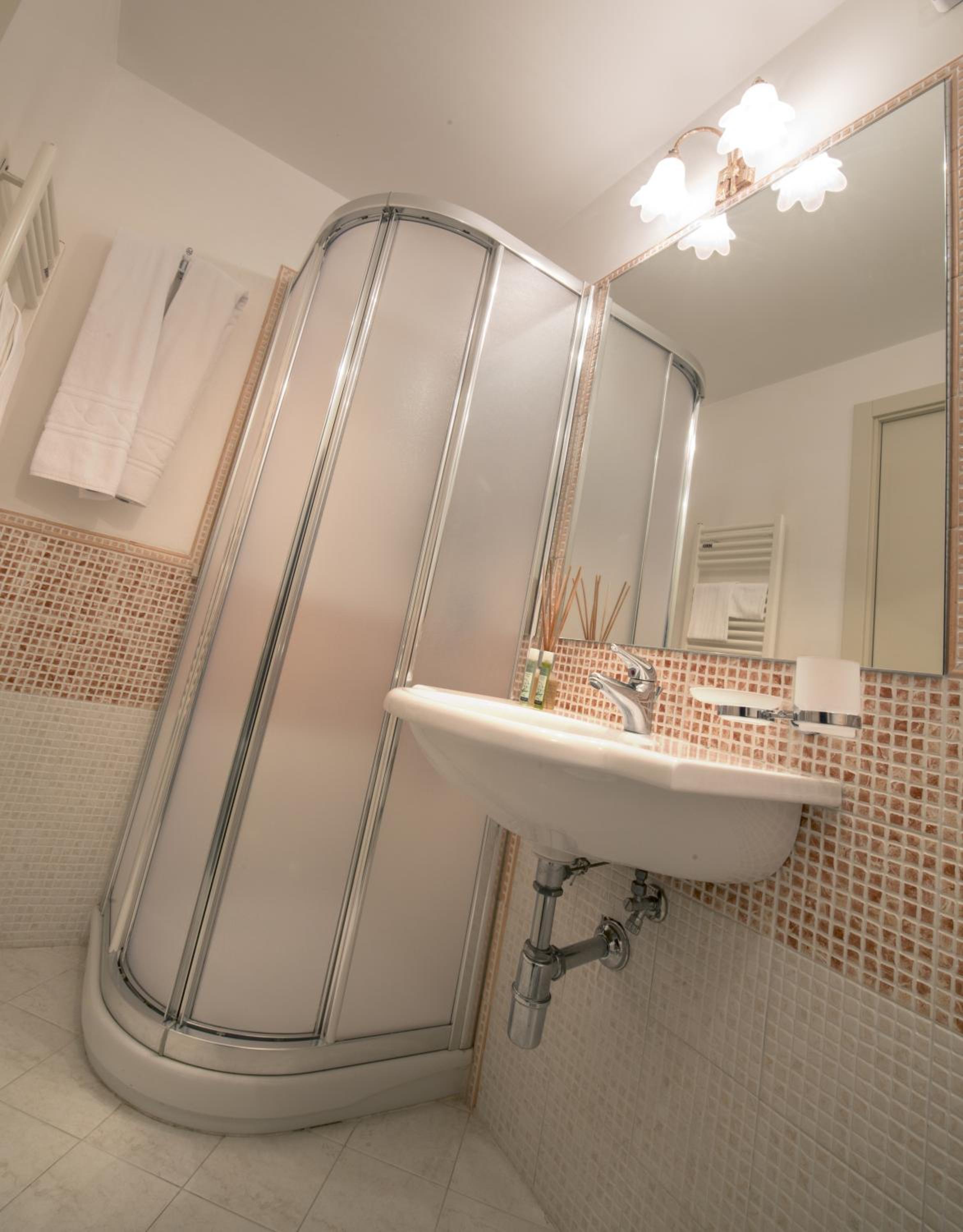 Deluxe Double Room - Photo 19