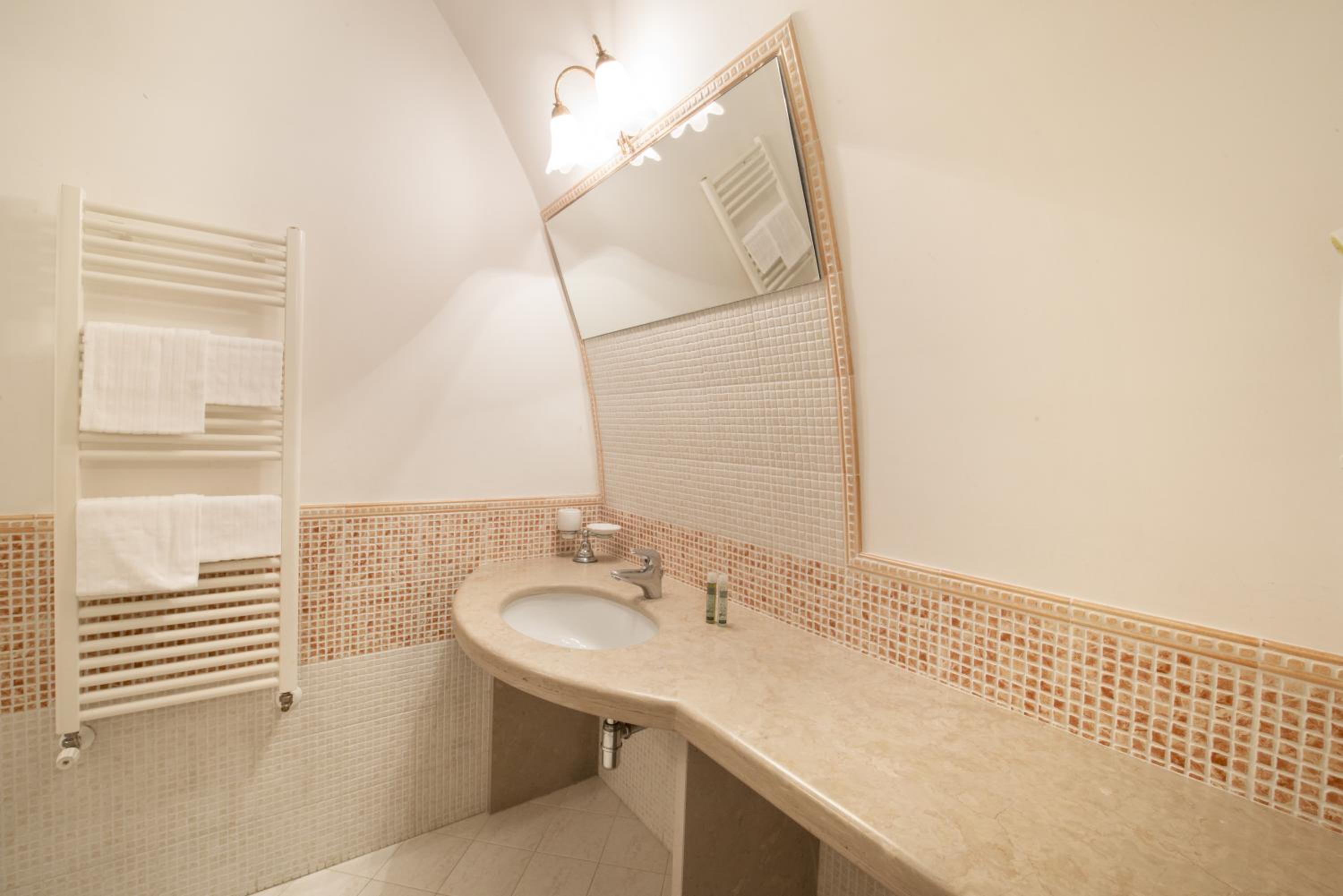 Classic Double Room - Photo 11