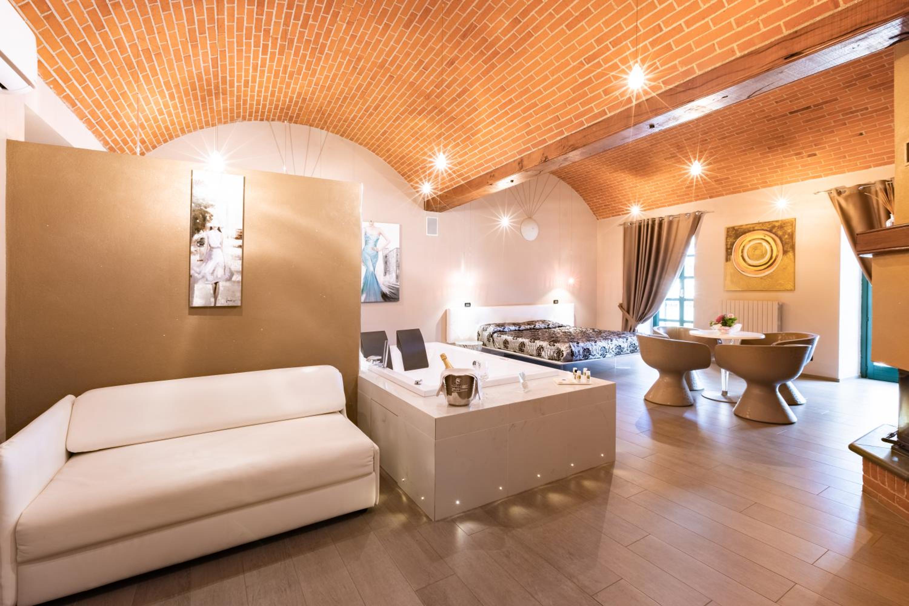 Suite with Hot Tub