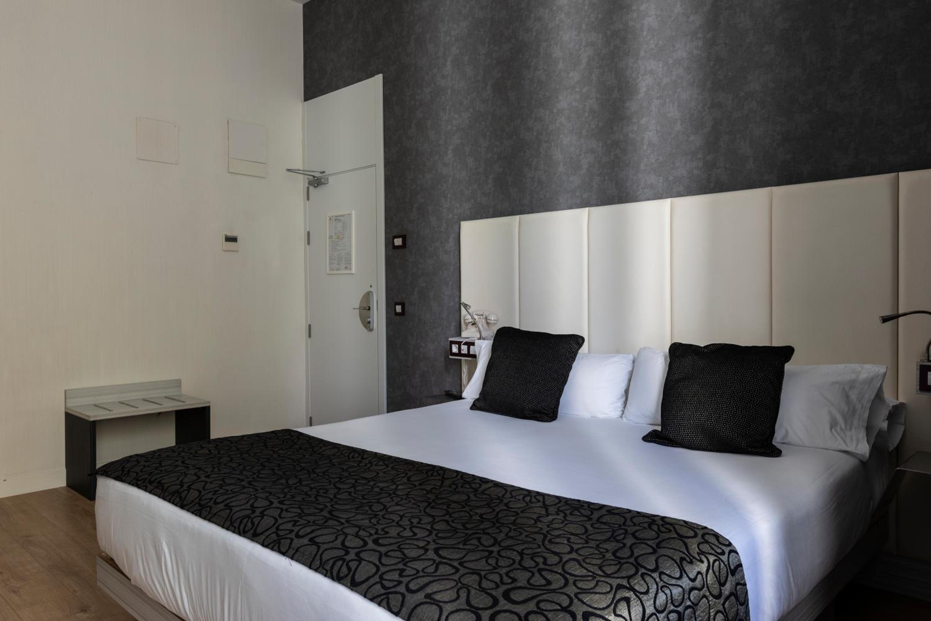 Double Superior Room with views and Balcony - Photo 10