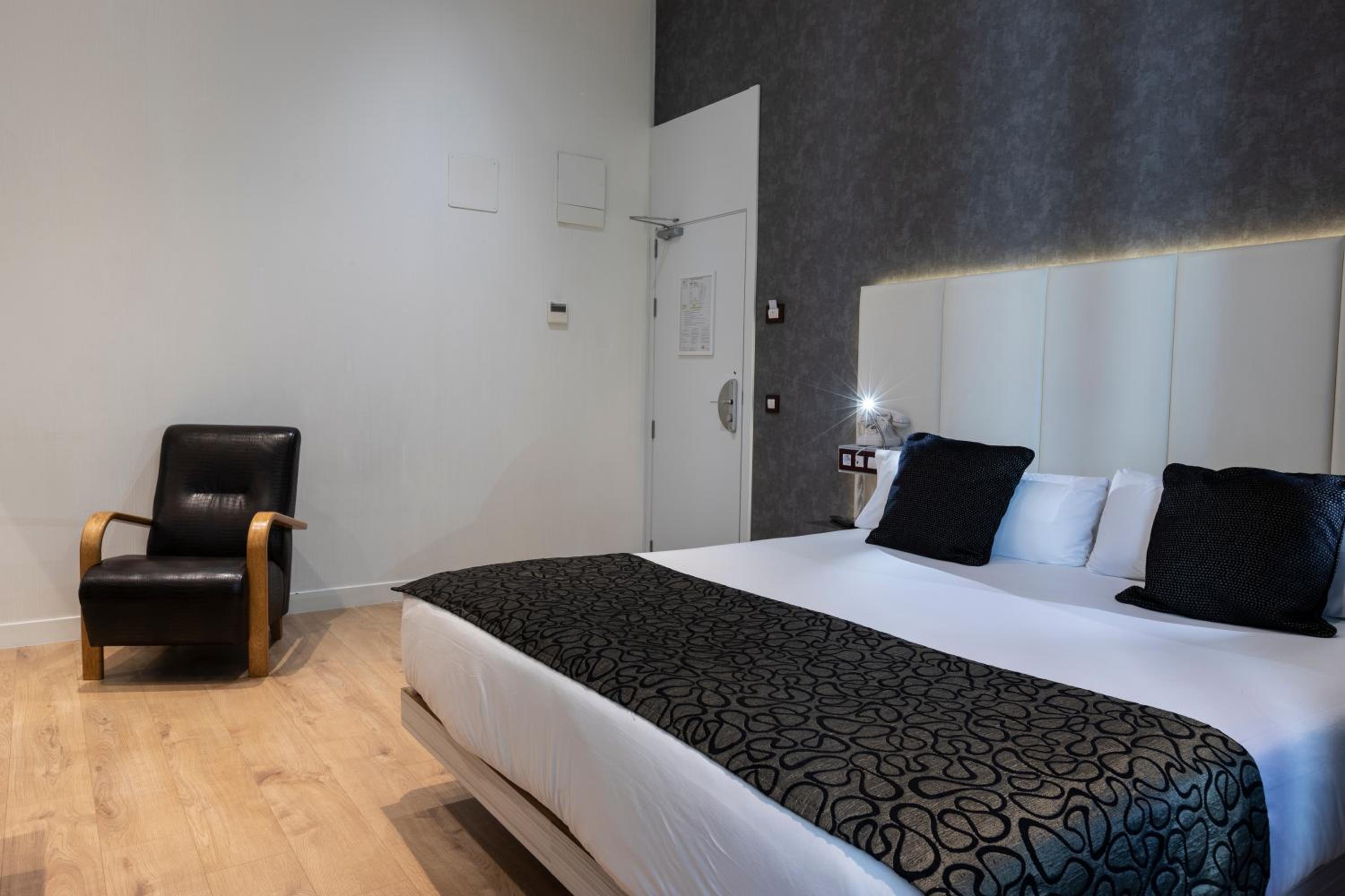 Double Superior Room with views and Balcony - Photo 9