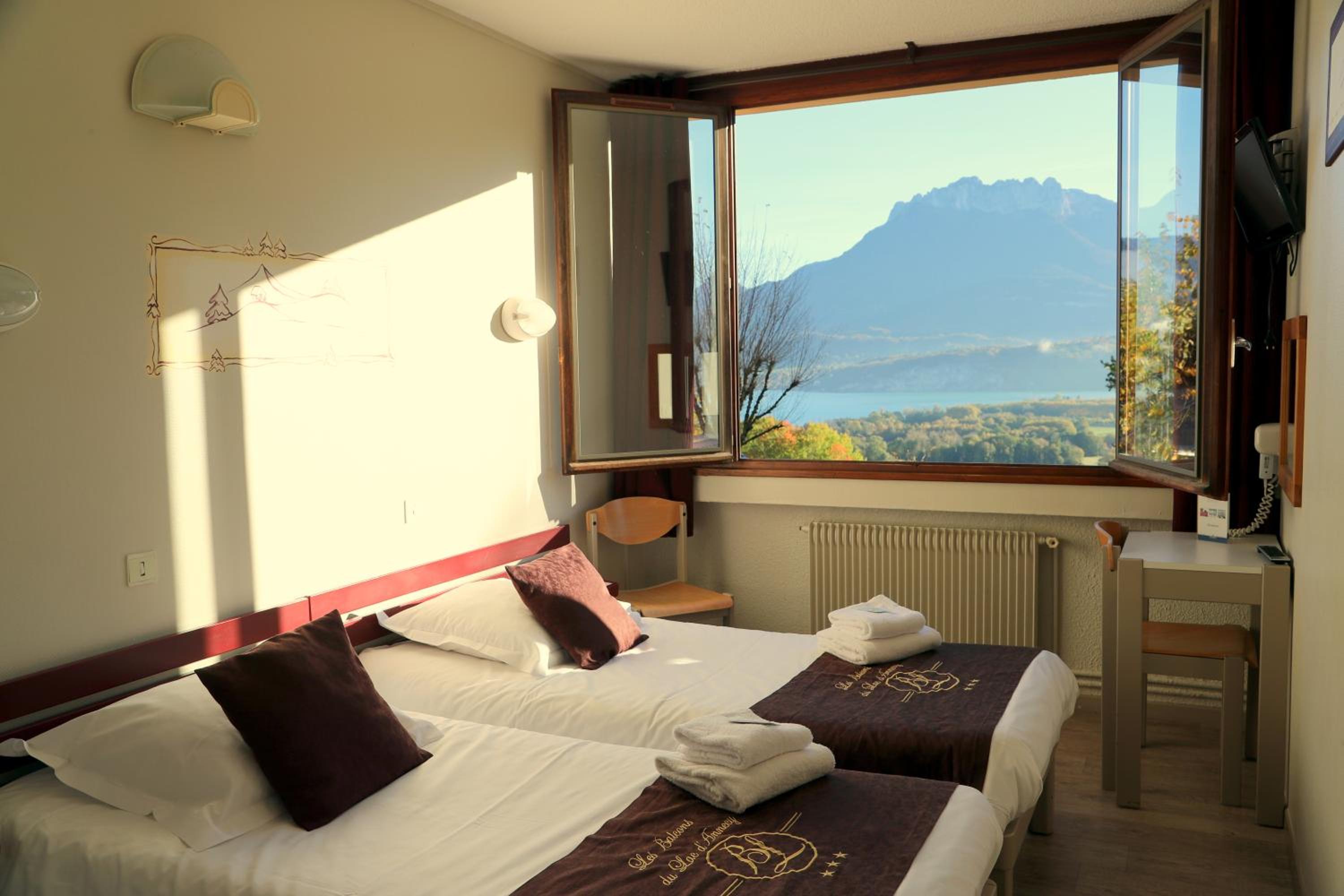 Twin Room with Lake View photo 2