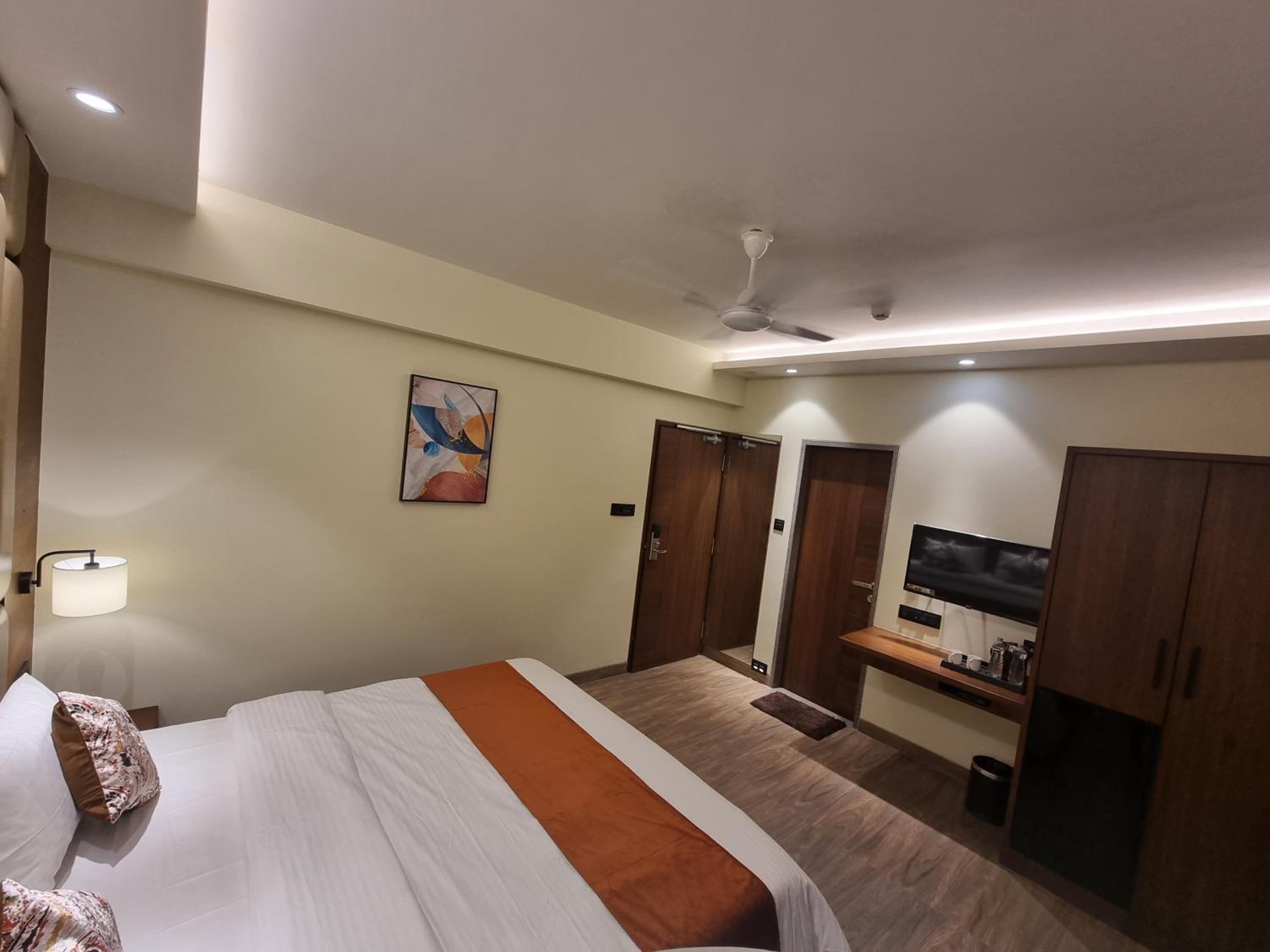 Large Double or Twin Room - Photo 12