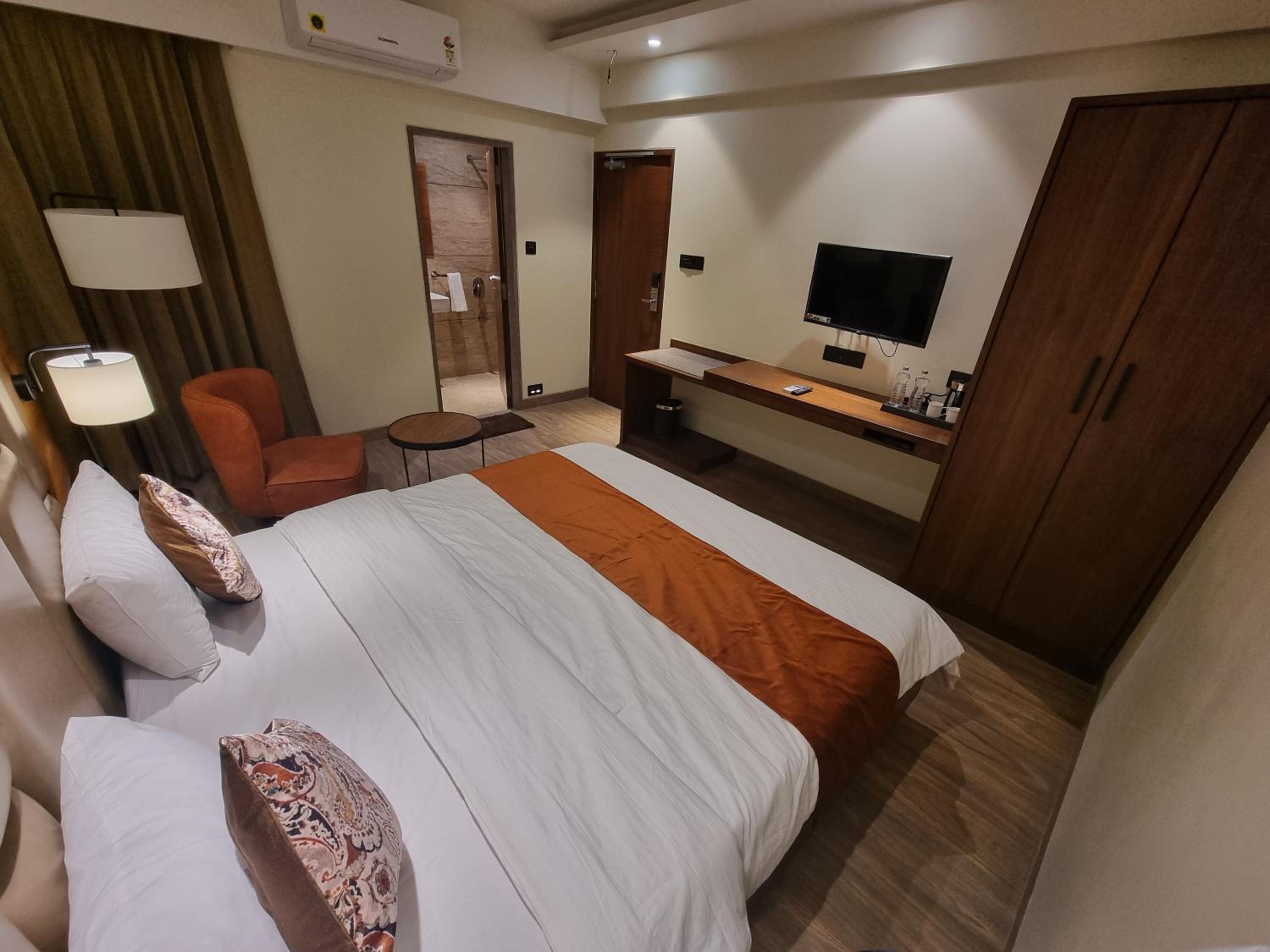 Large Double or Twin Room - Photo 10