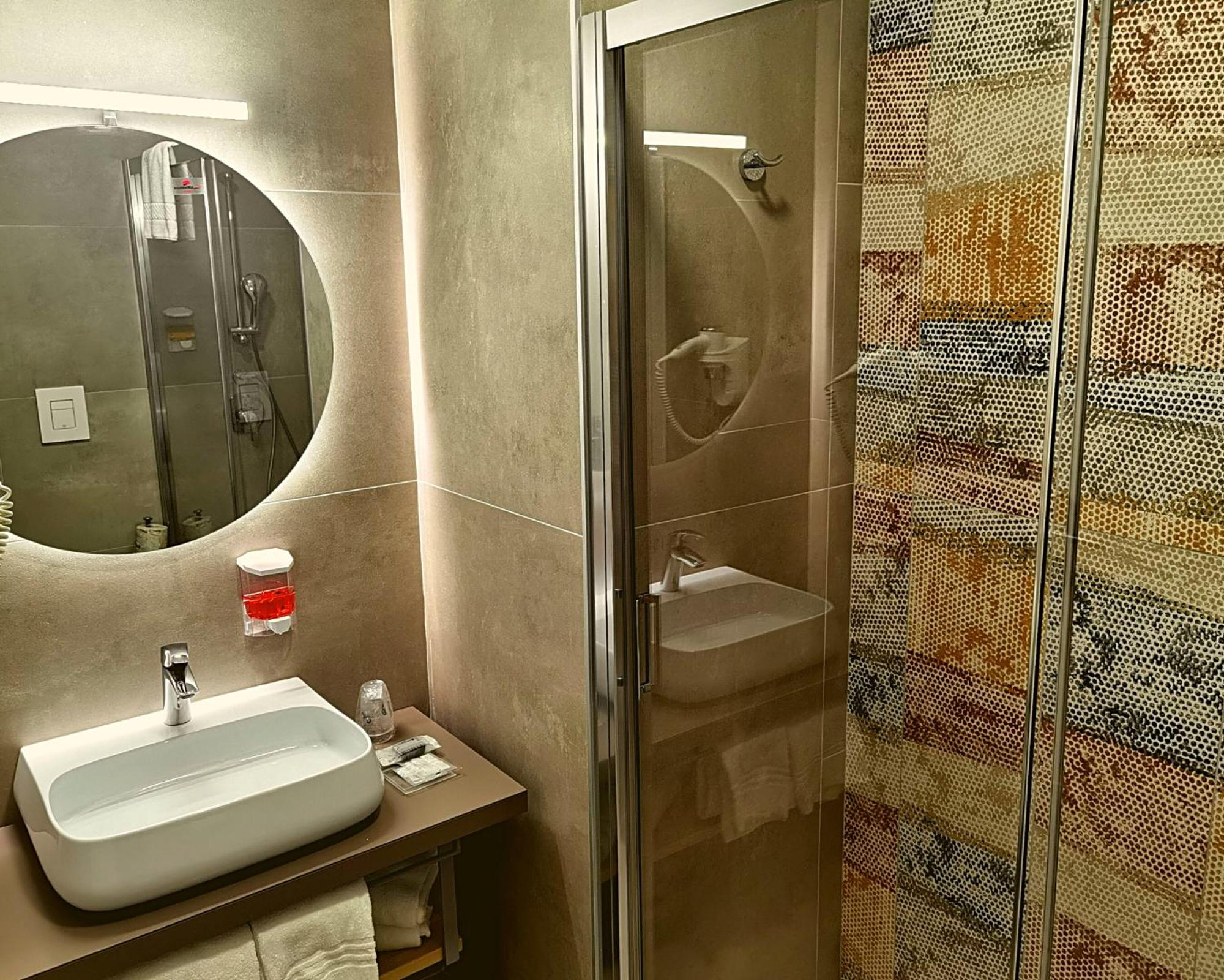 Standard Double Room - Photo 10