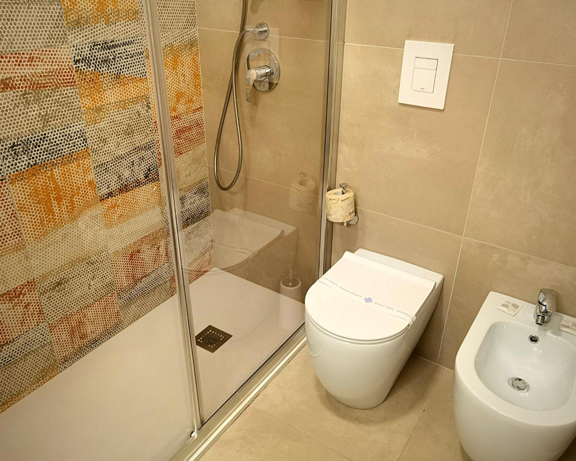 Standard Double Room - Photo 11