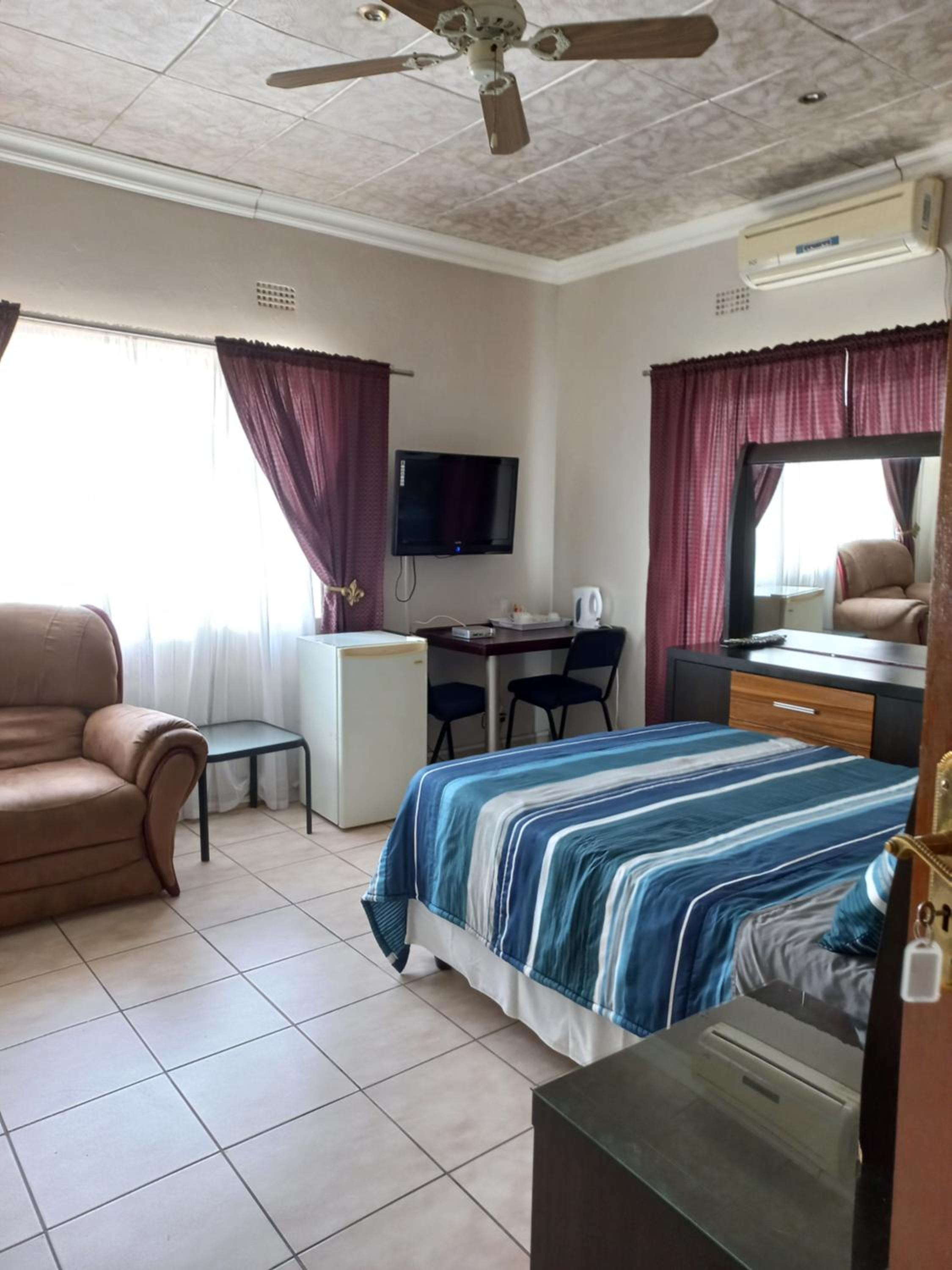 Standard Double Room - Photo 3
