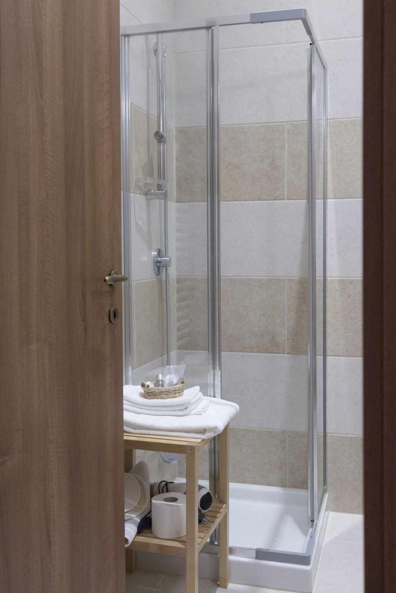 Twin Room with Private Bathroom photo 3