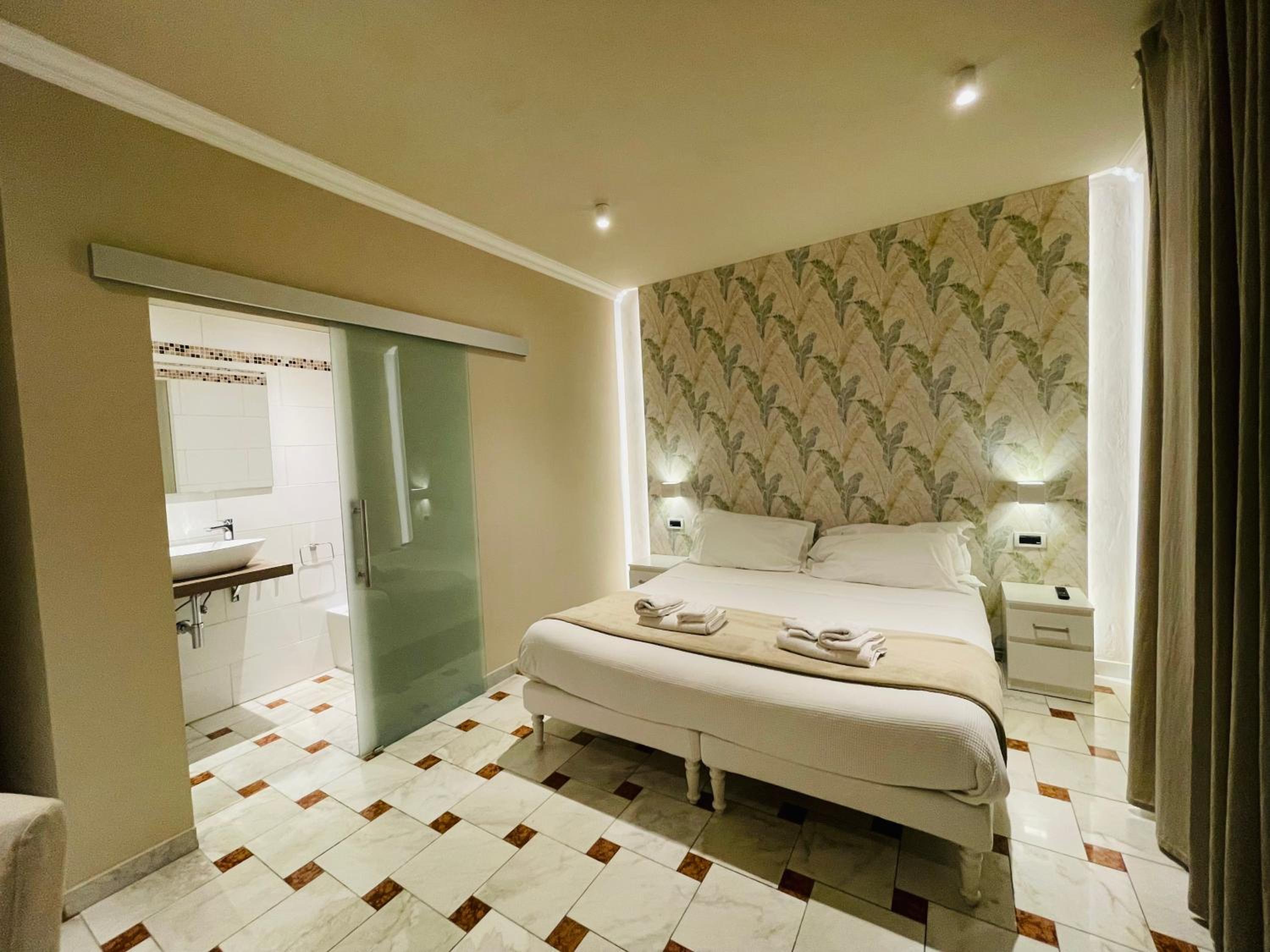 Large Double Room photo 1
