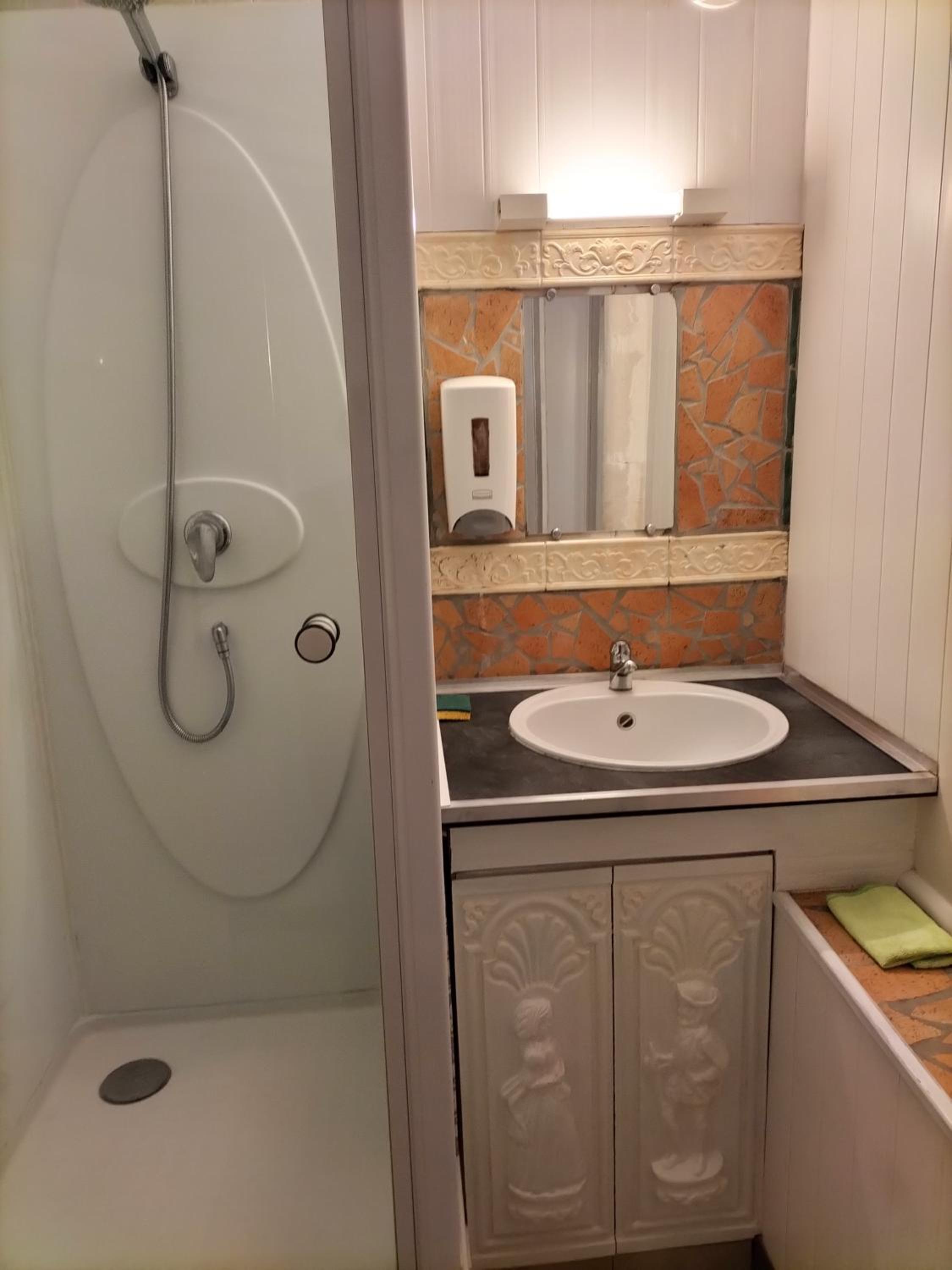 Standard Double Room - Photo 6
