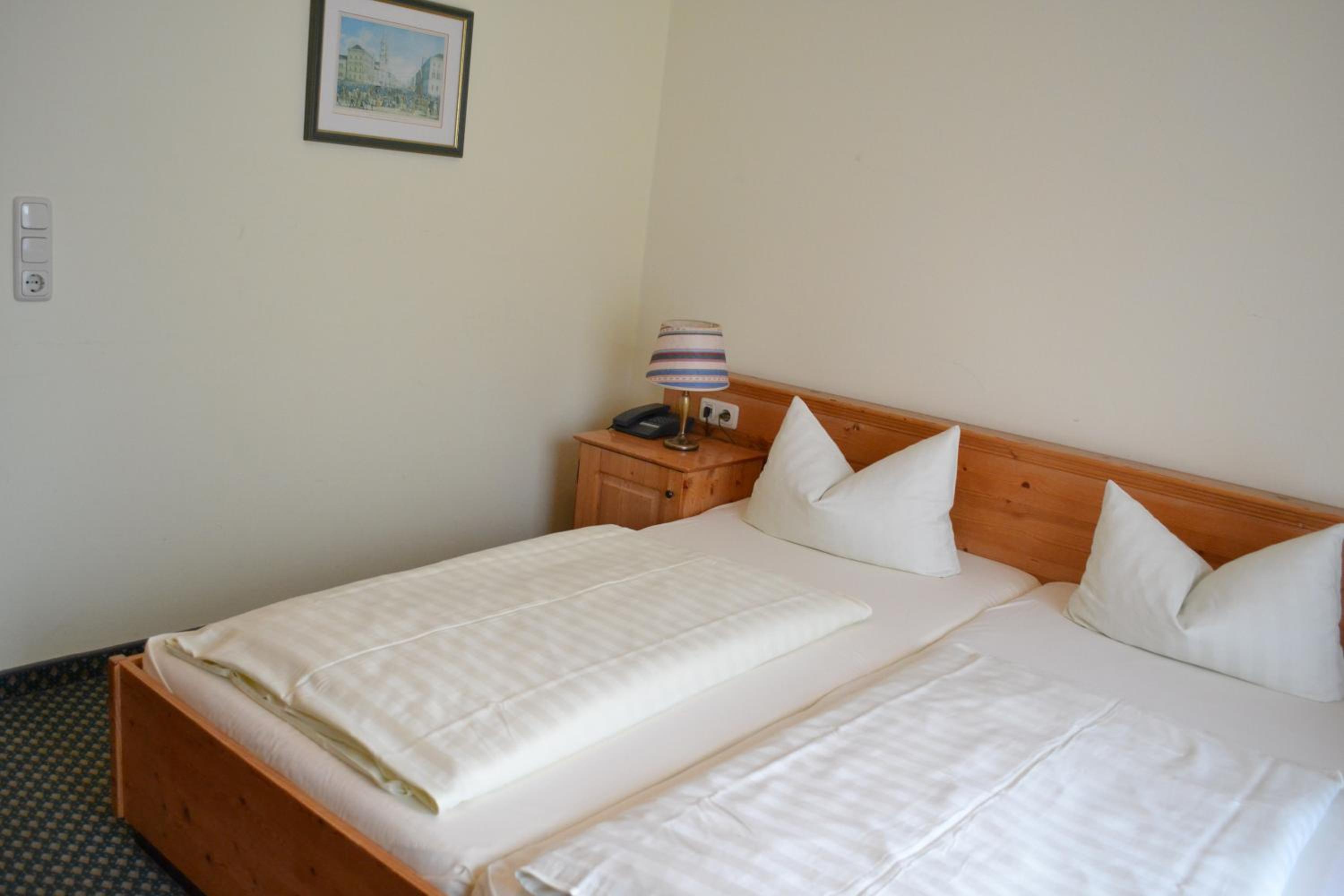 Budget Double Room - Photo 3