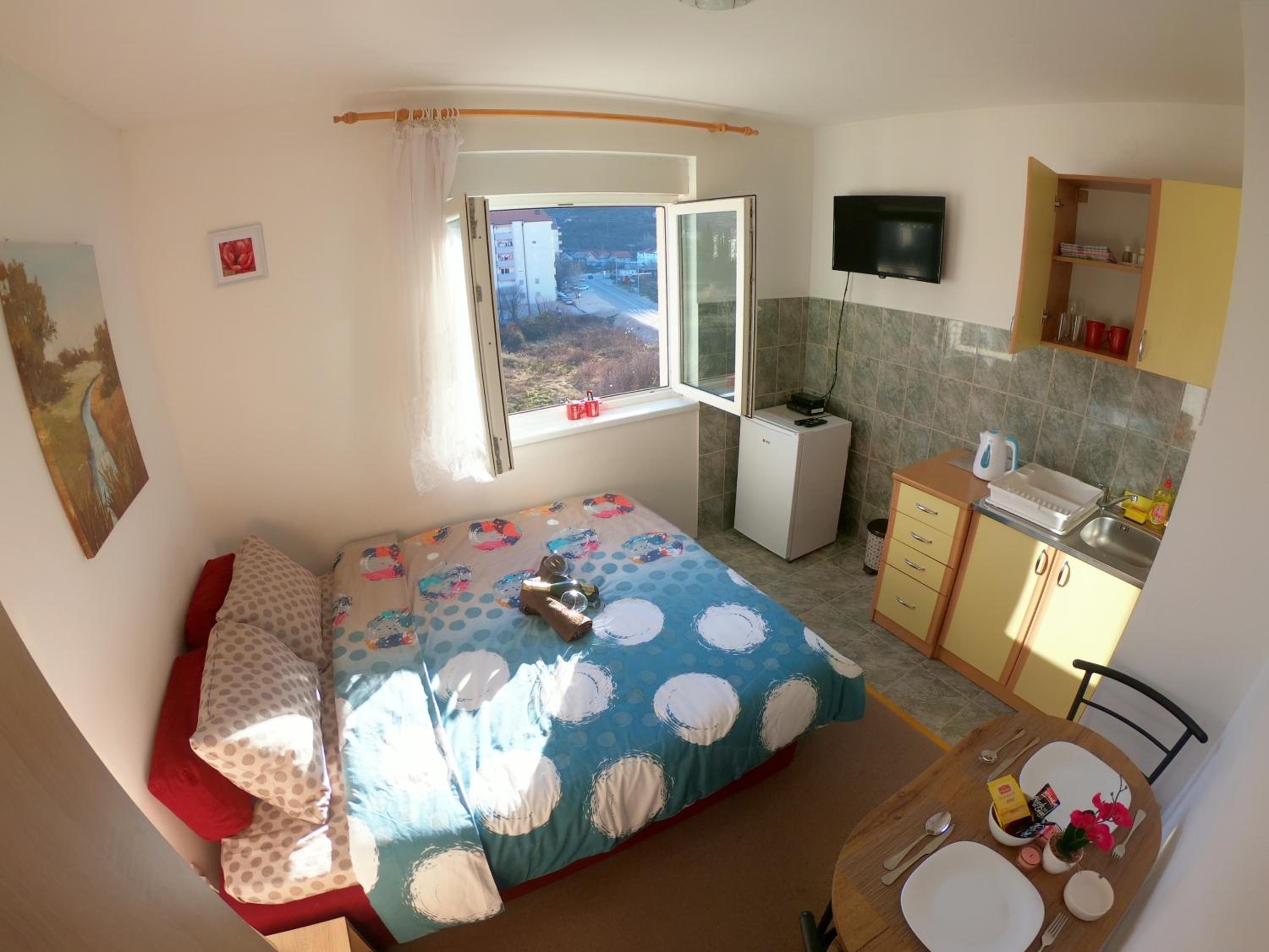 One-Bedroom Apartment photo 1