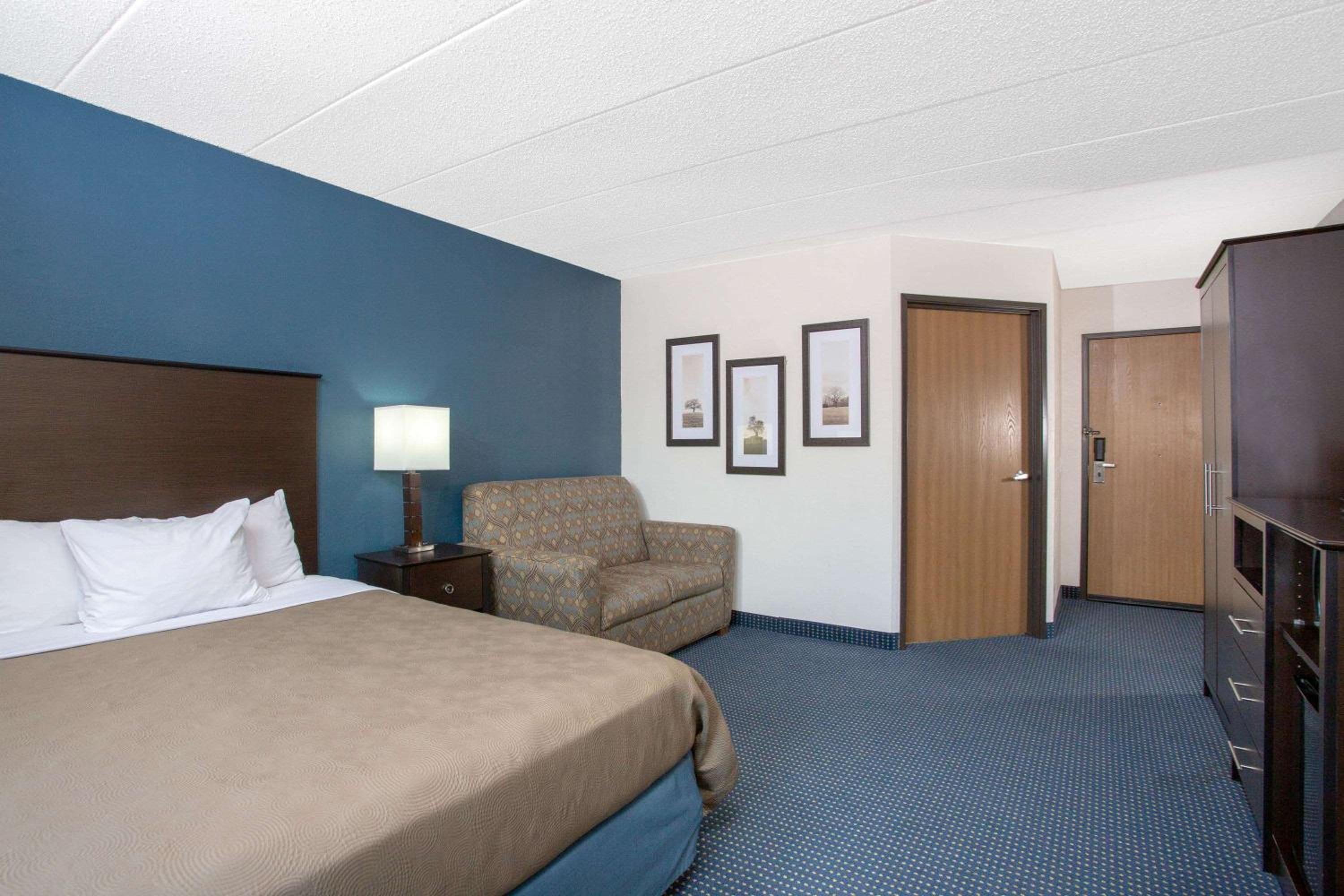 Queen Room - Mobility Access/Non-Smoking photo 3